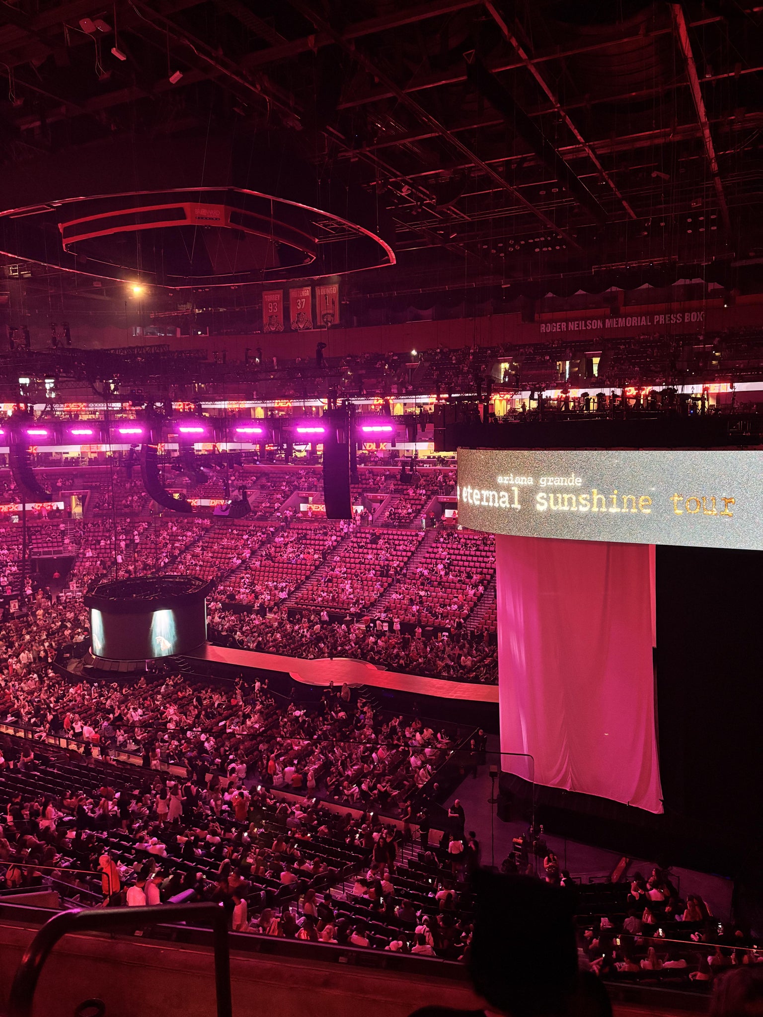 Vue réelle des fans prise de la Club 32 au site Amerant Bank Arena par Bolivar J