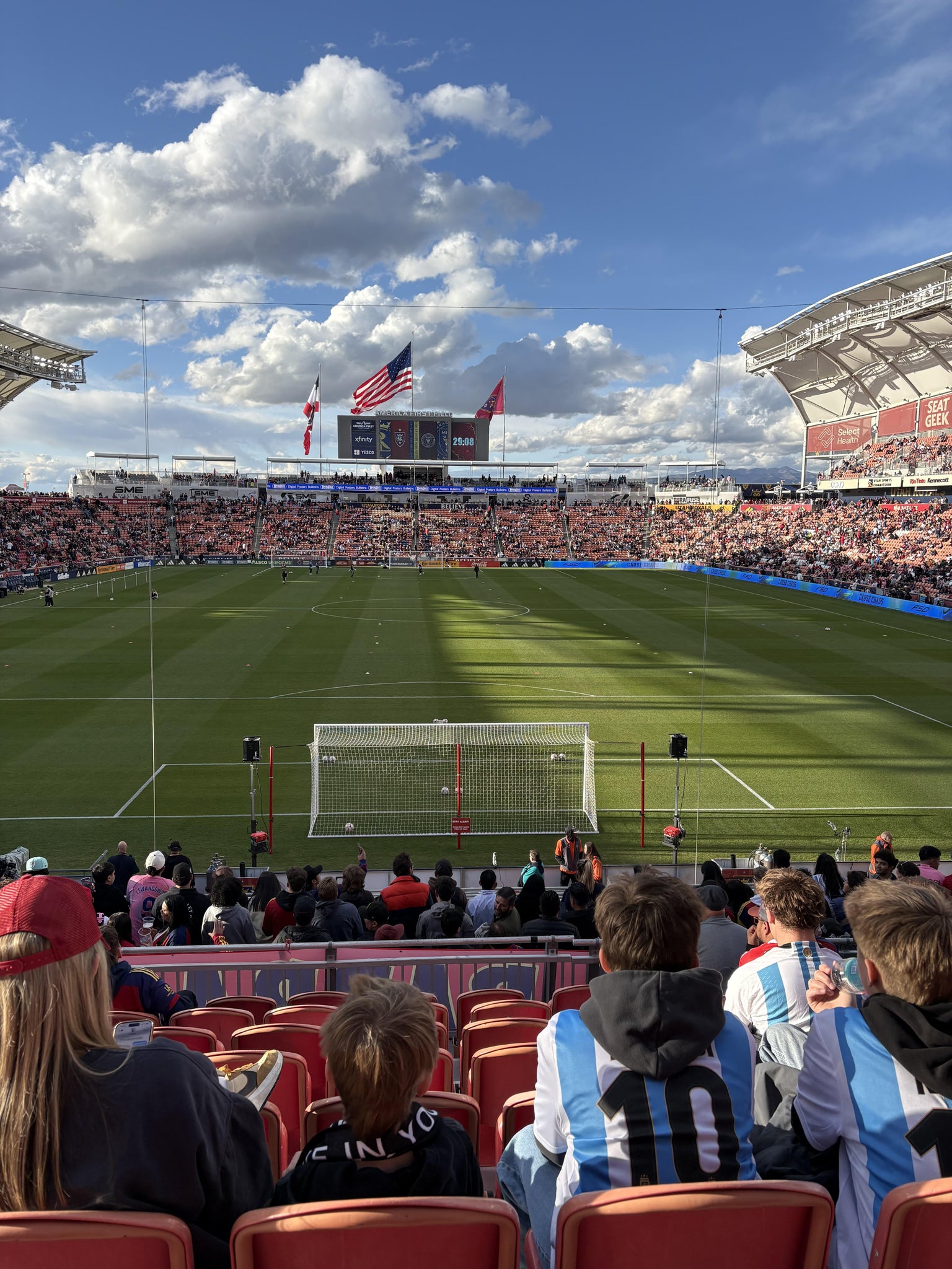 Vue réelle des fans prise de la Section 10 au site America First Field par Nora M