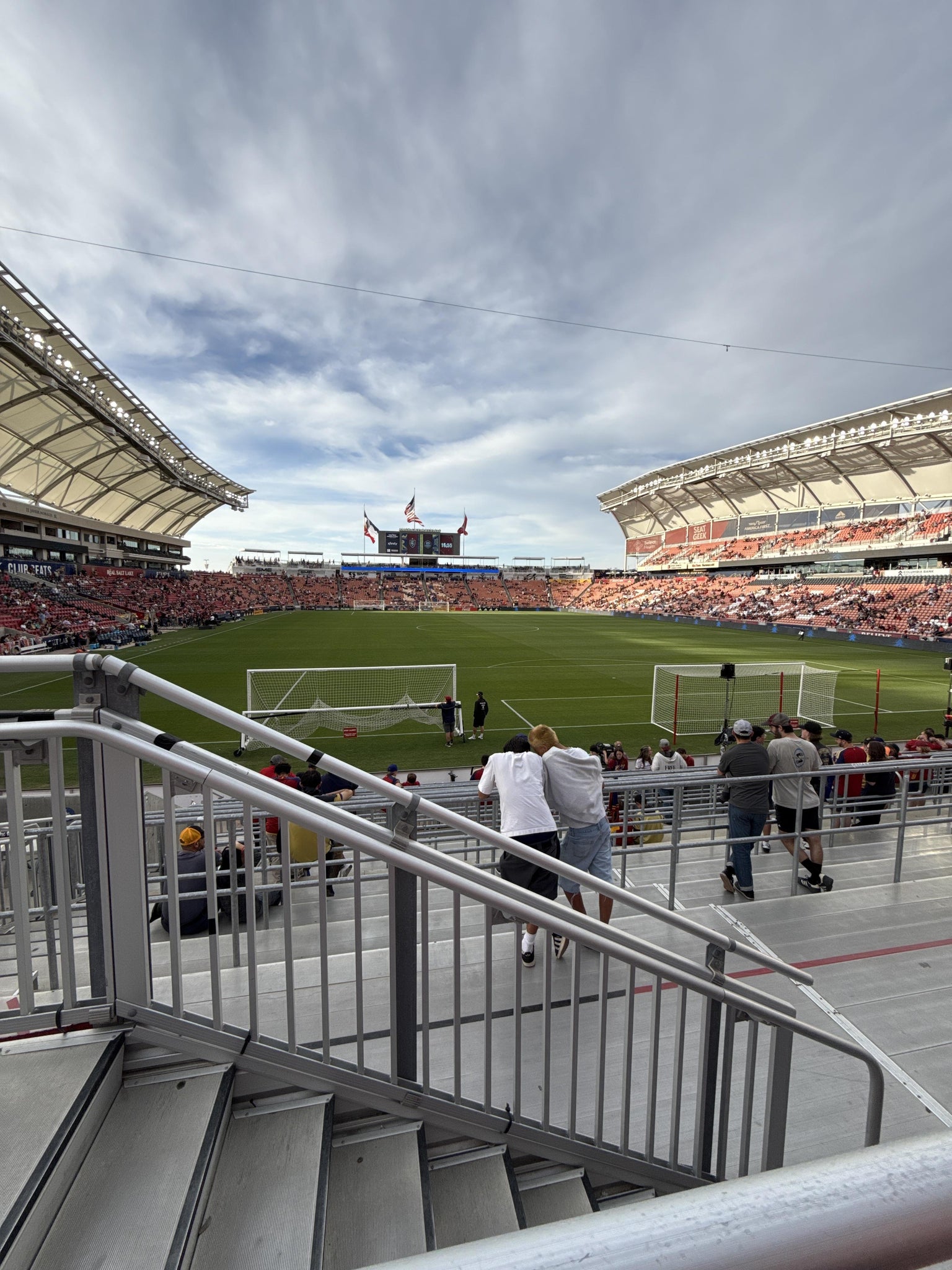 Vue réelle des fans prise de la Section 11 au site America First Field par Devon O
