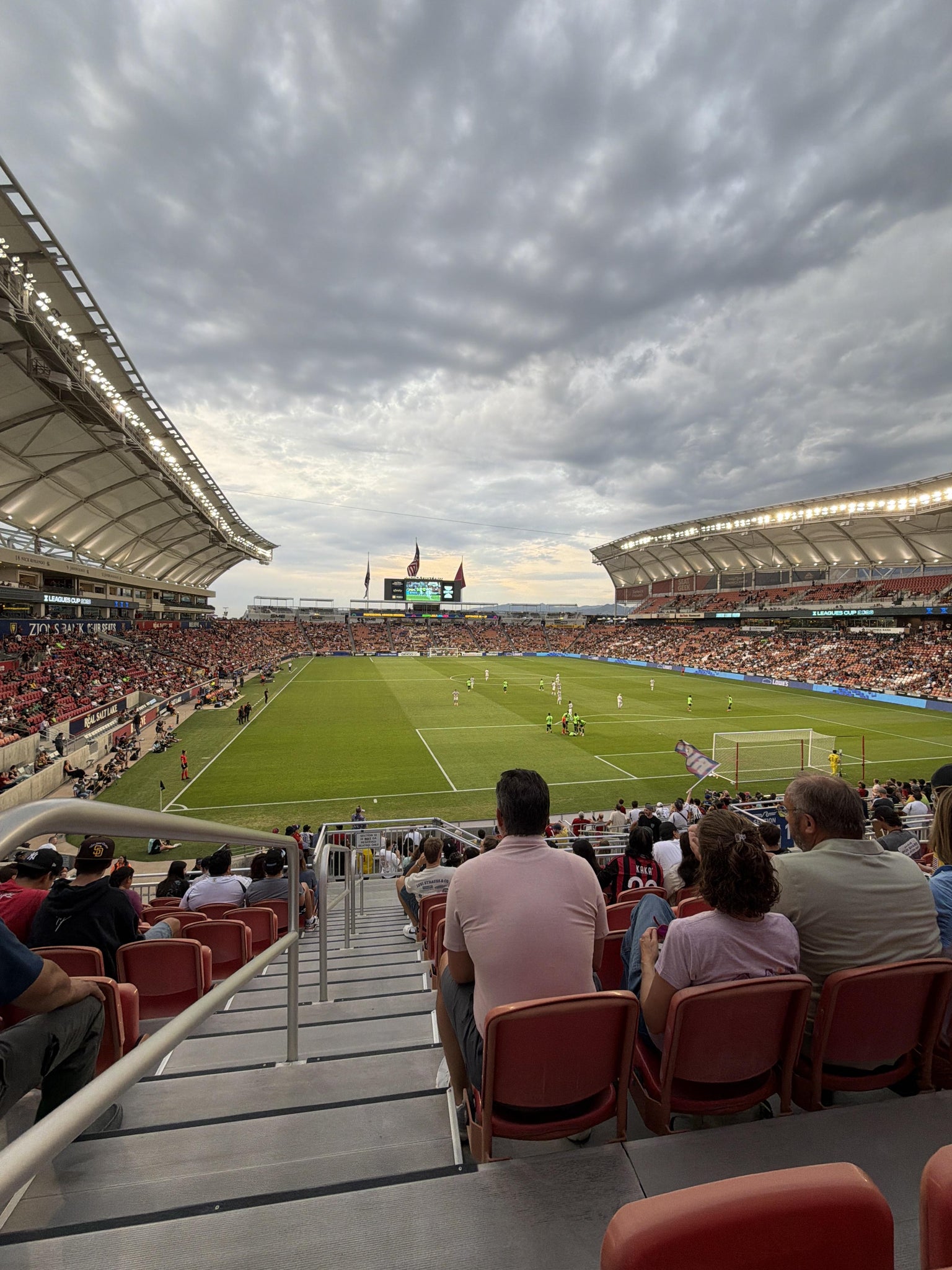 Vue réelle des fans prise de la Section 12 au site America First Field par Frida M
