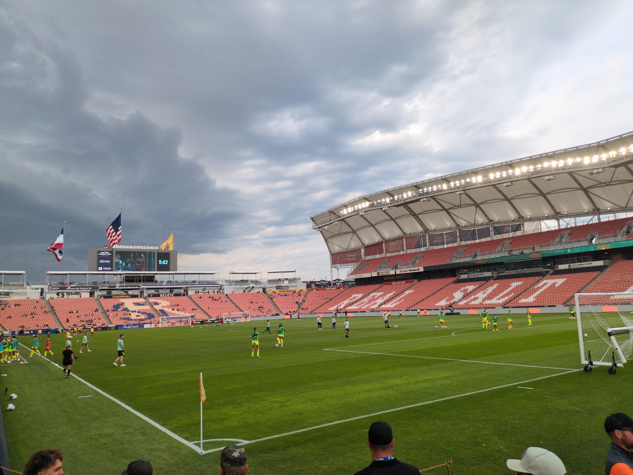 Vue réelle des fans prise de la Section 13 au site America First Field par Bentley P