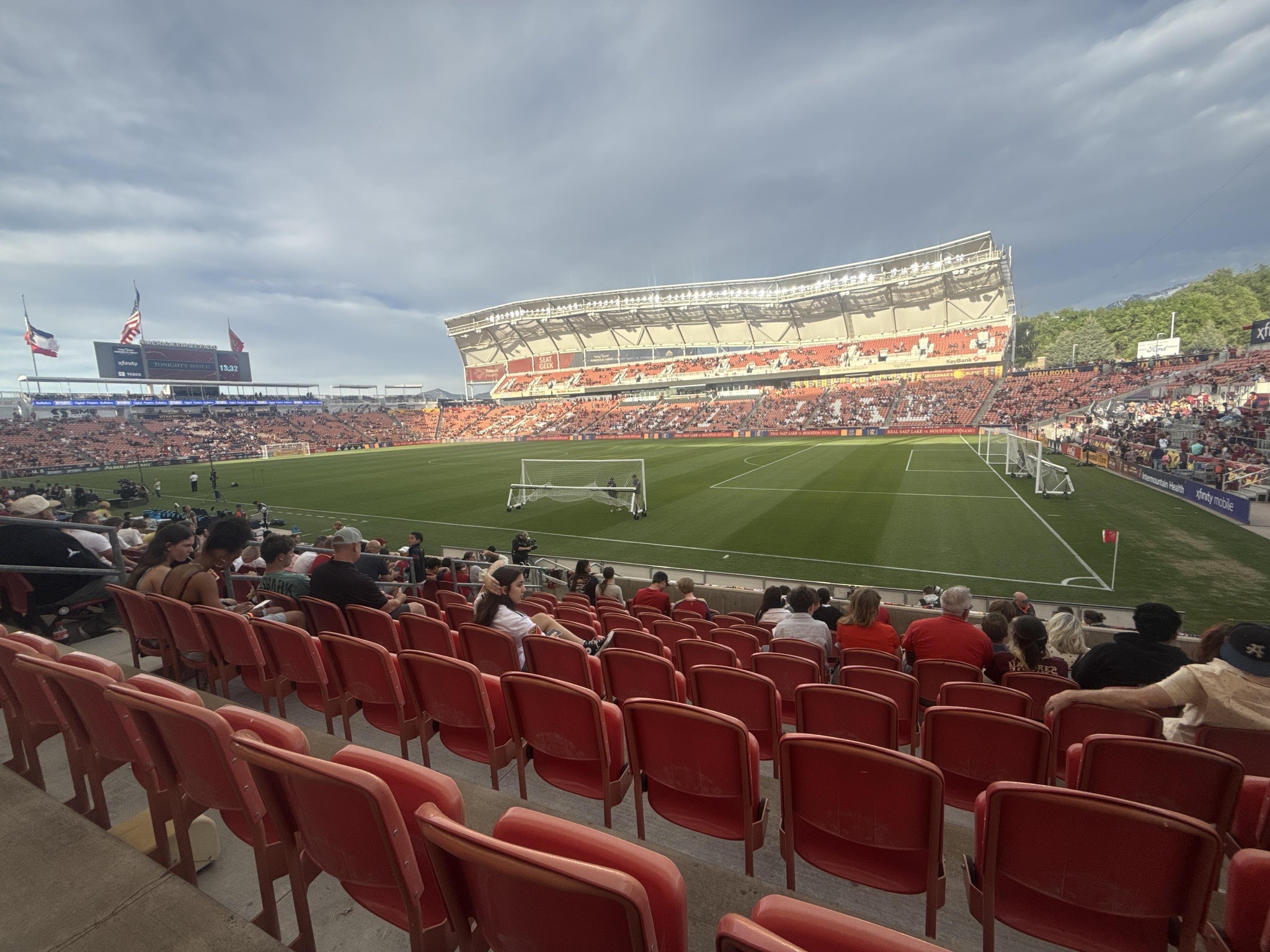 Vue réelle des fans prise de la Section 15 au site America First Field par Tim O