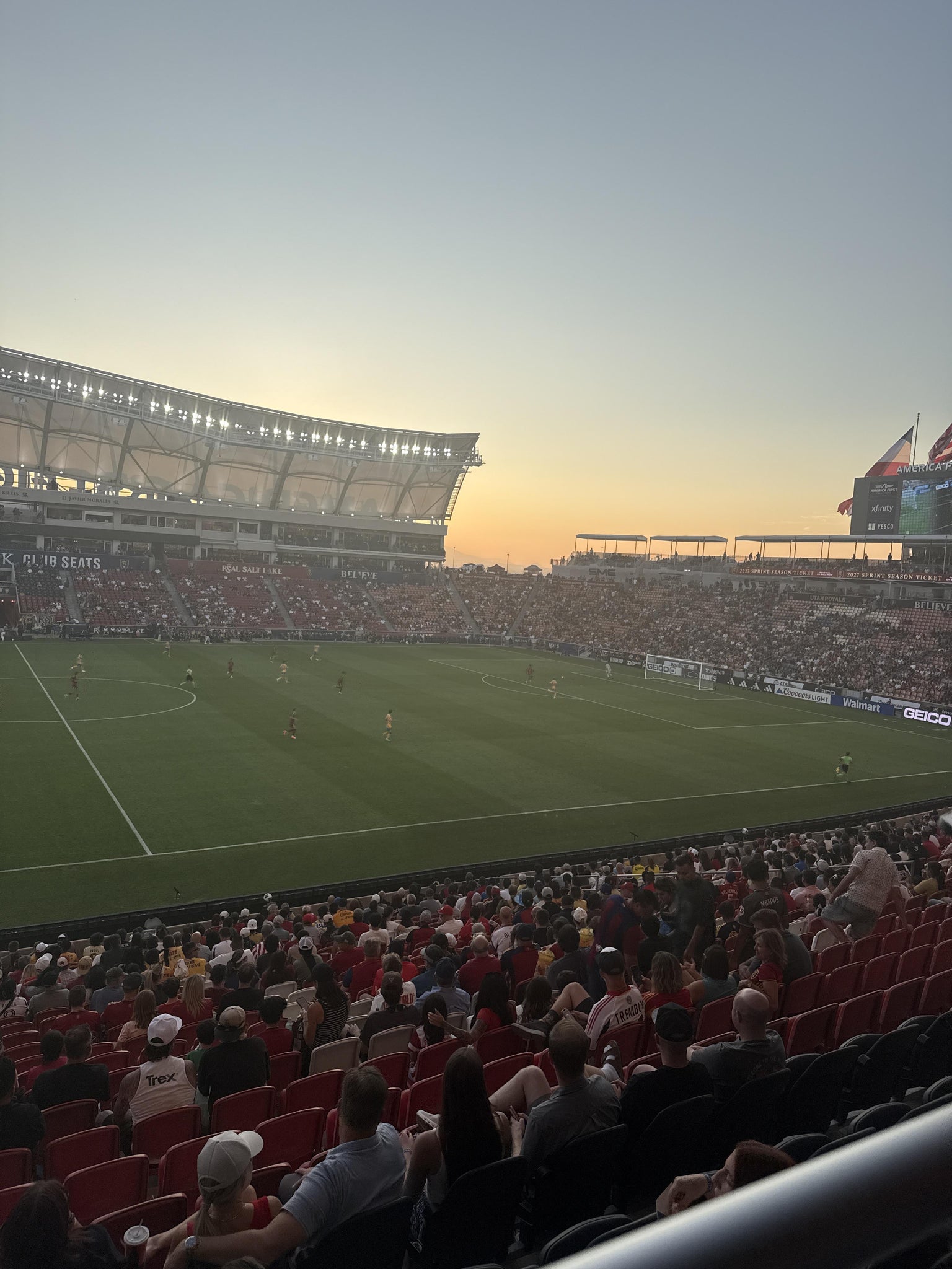 Vue réelle des fans prise de la Section 2 au site America First Field par Alize G