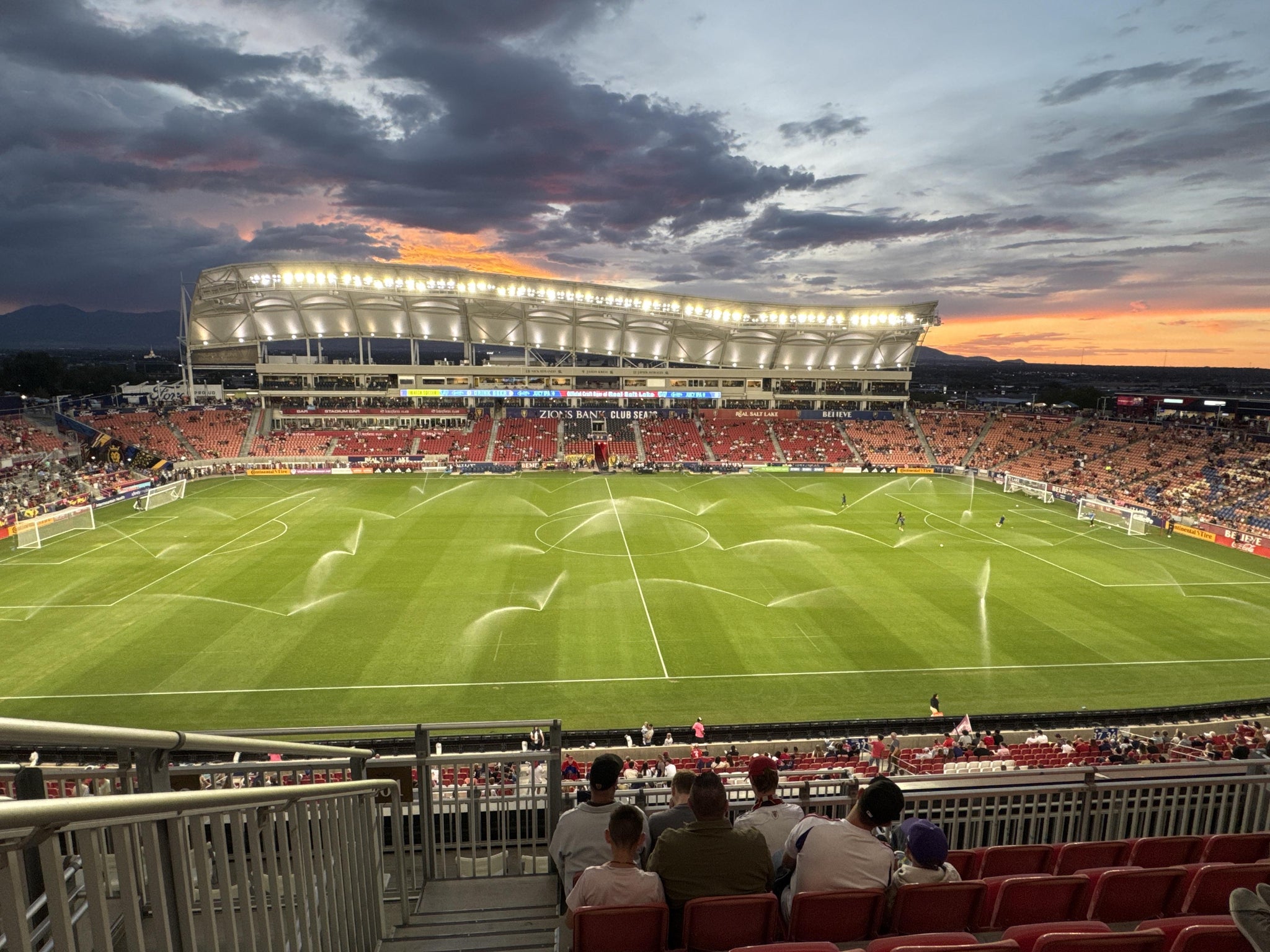 Vue réelle des fans prise de la Section 201 au site America First Field par Cooper L