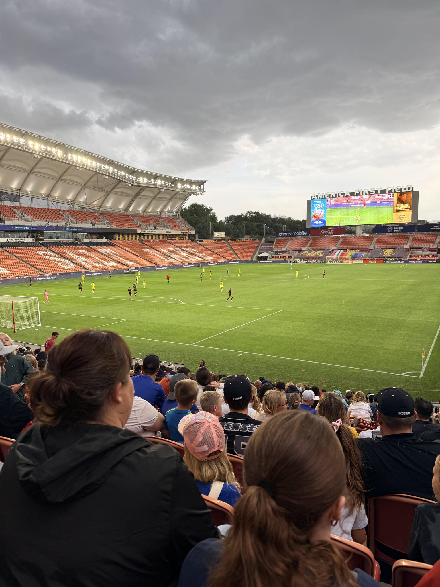 Vue réelle des fans prise de la Section 26 au site America First Field par Kelli P