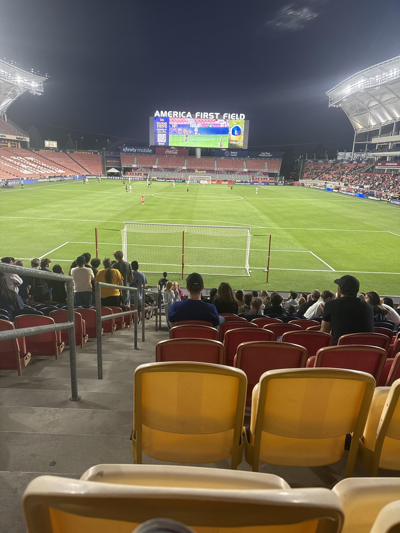 Vue réelle des fans prise de la Section 28 au site America First Field par Jose M