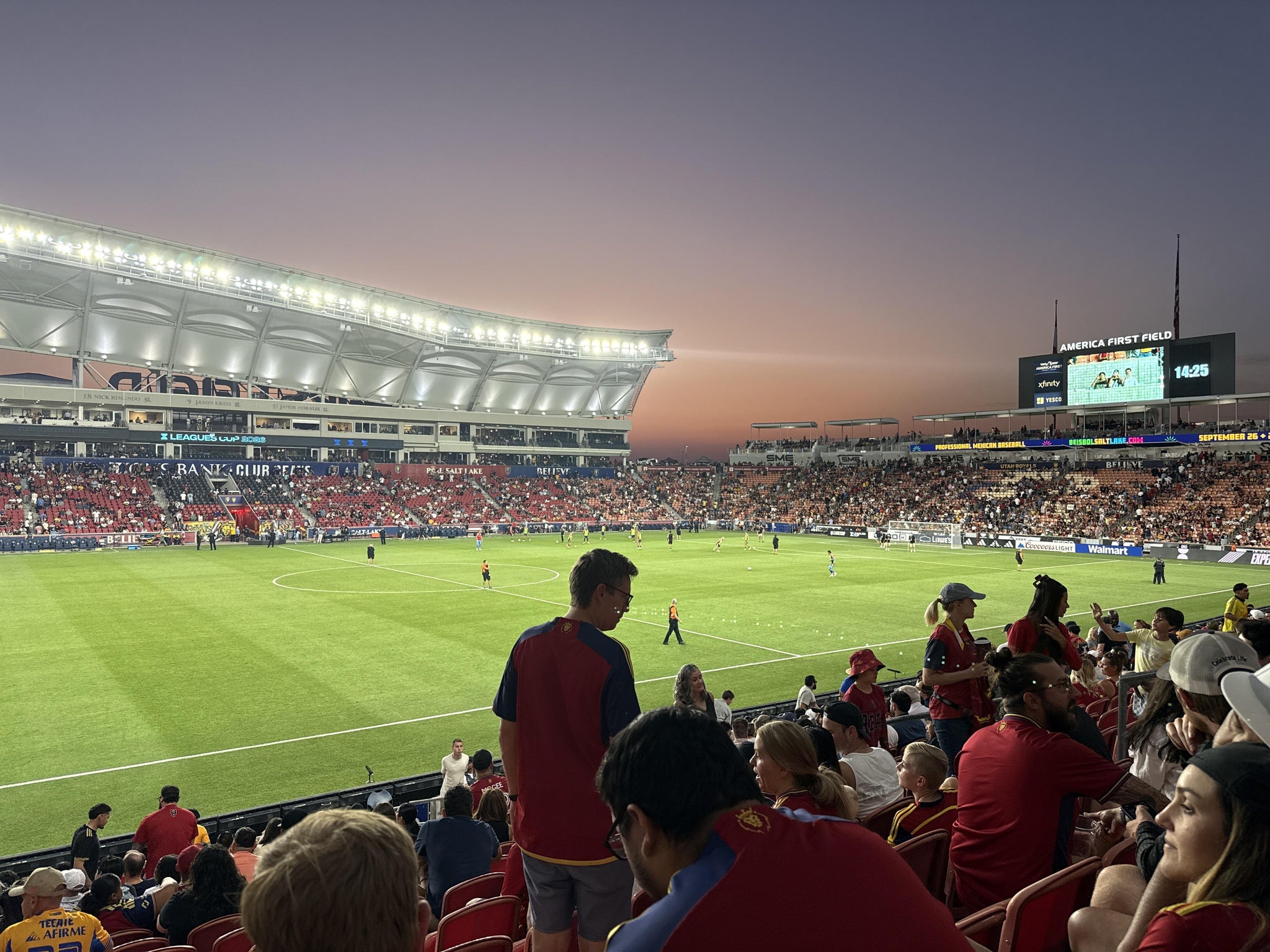 Vue réelle des fans prise de la Section 3 au site America First Field par Brady H