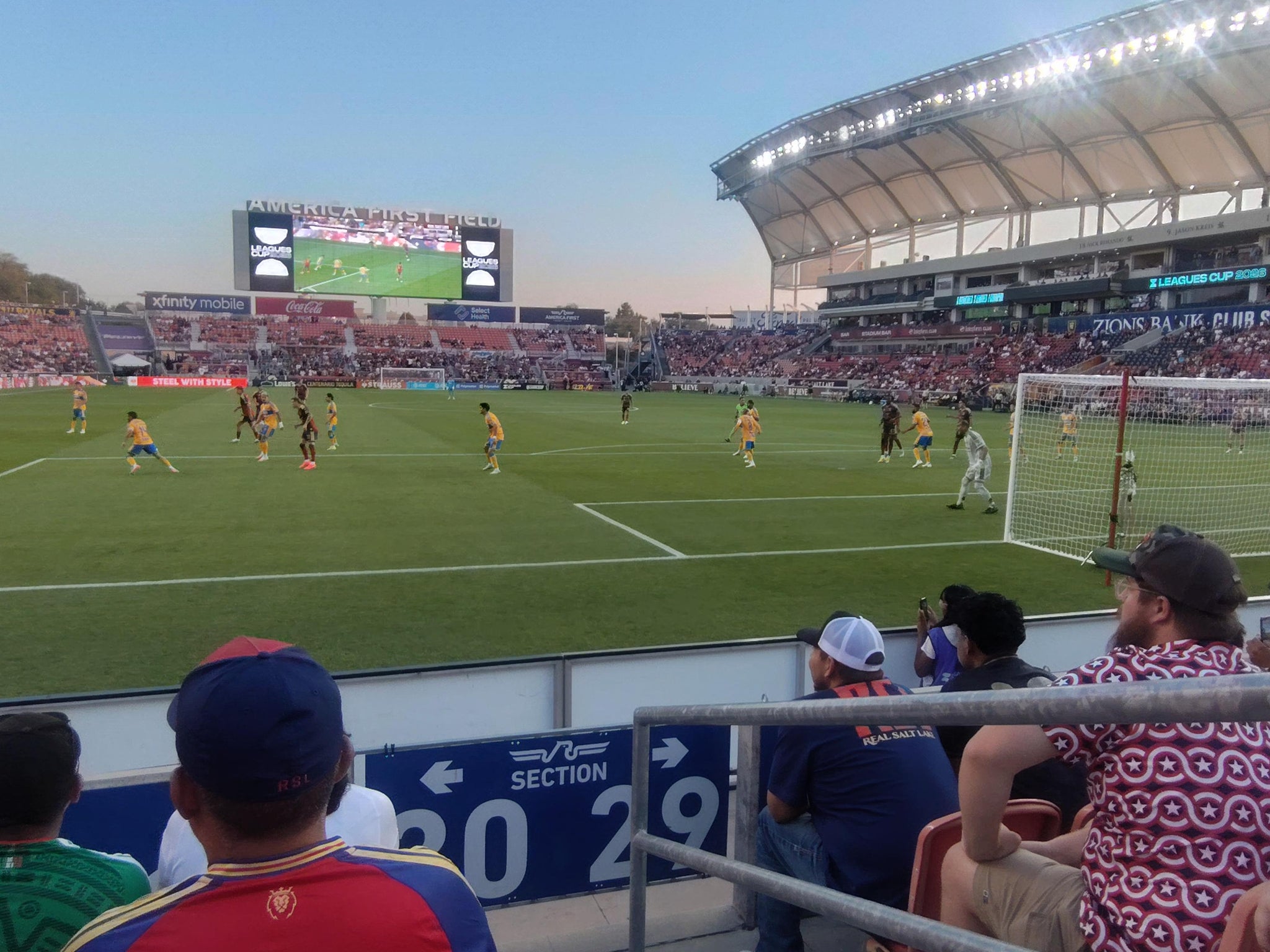 Vue réelle des fans prise de la Section 30 au site America First Field par Brittany K