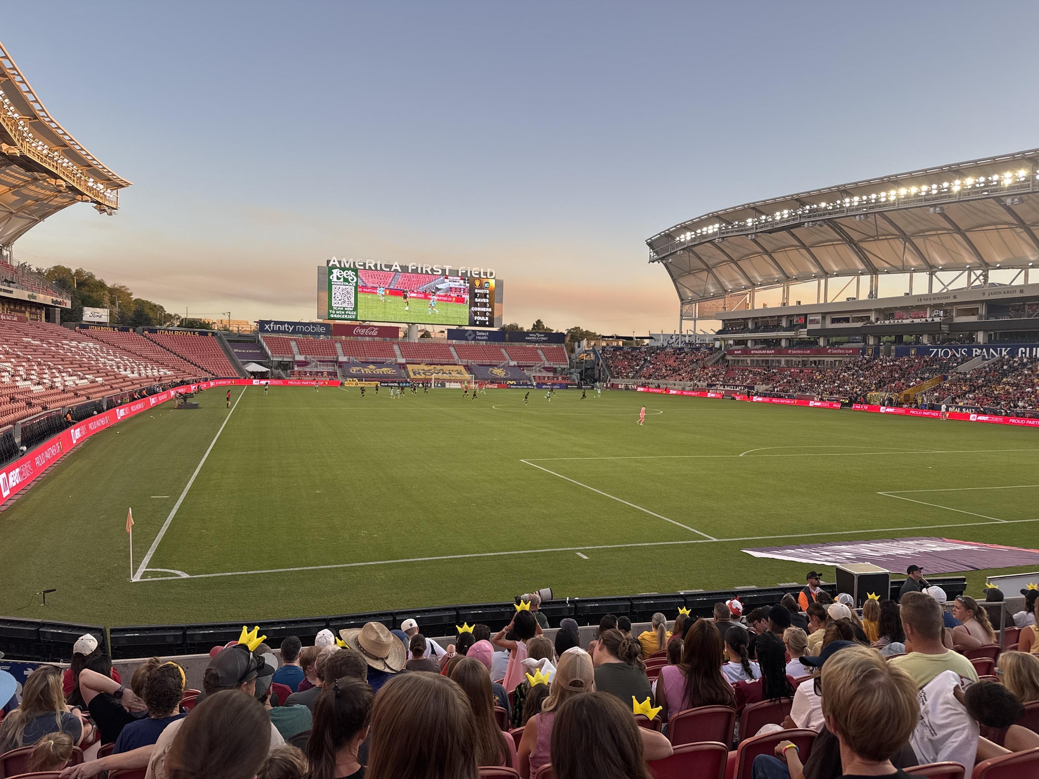 Vue réelle des fans prise de la Section 31 au site America First Field par Mervin W