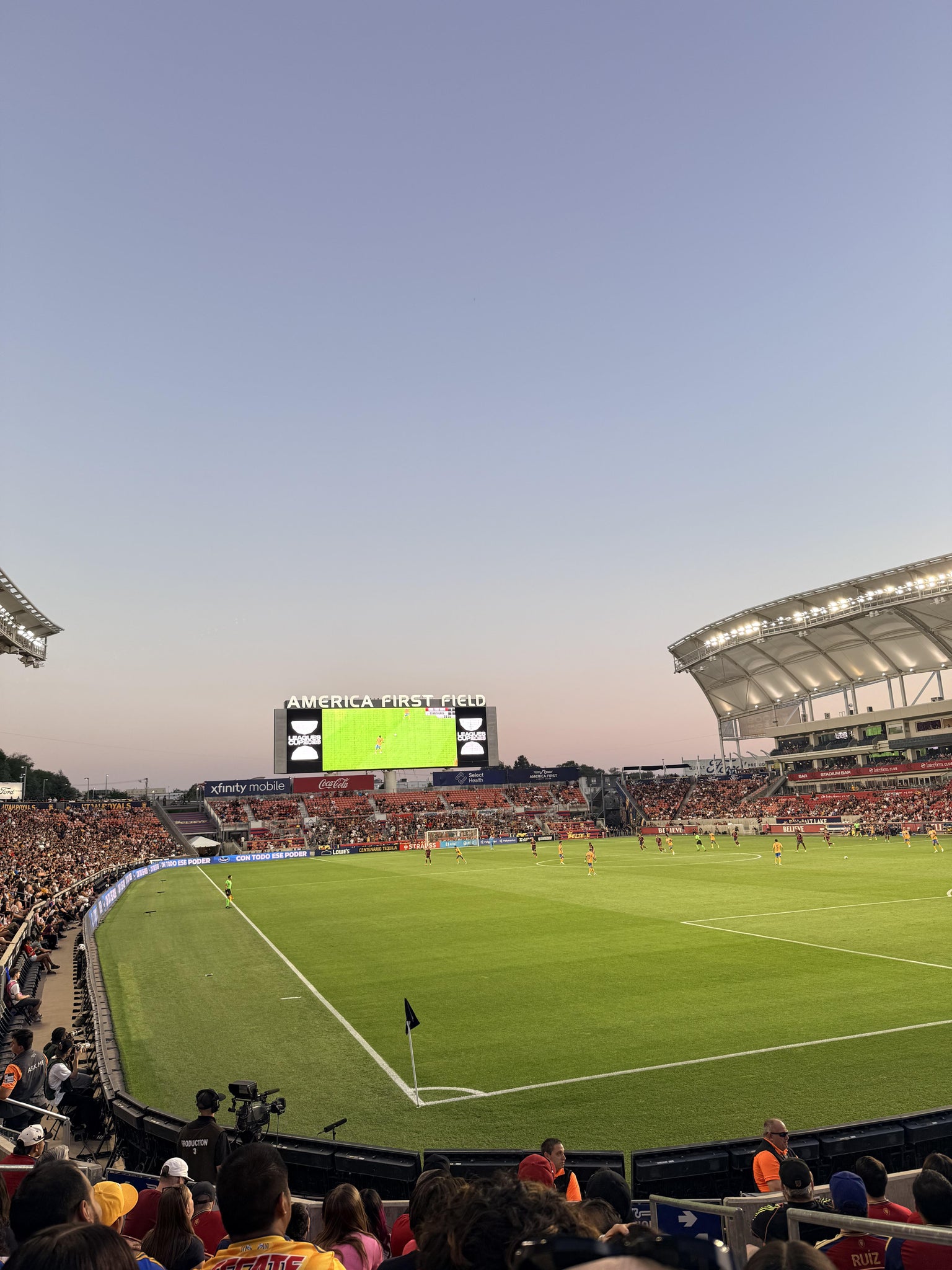 Vue réelle des fans prise de la Section 32 au site America First Field par Abi R