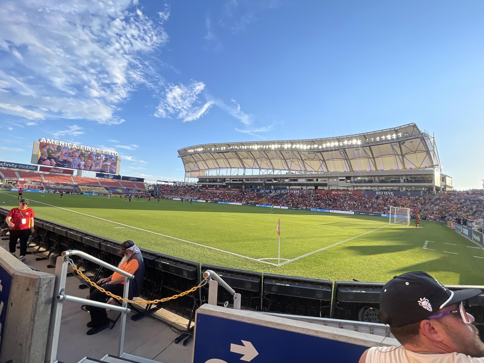 Vue réelle des fans prise de la Section 33 au site America First Field par Kirsten L