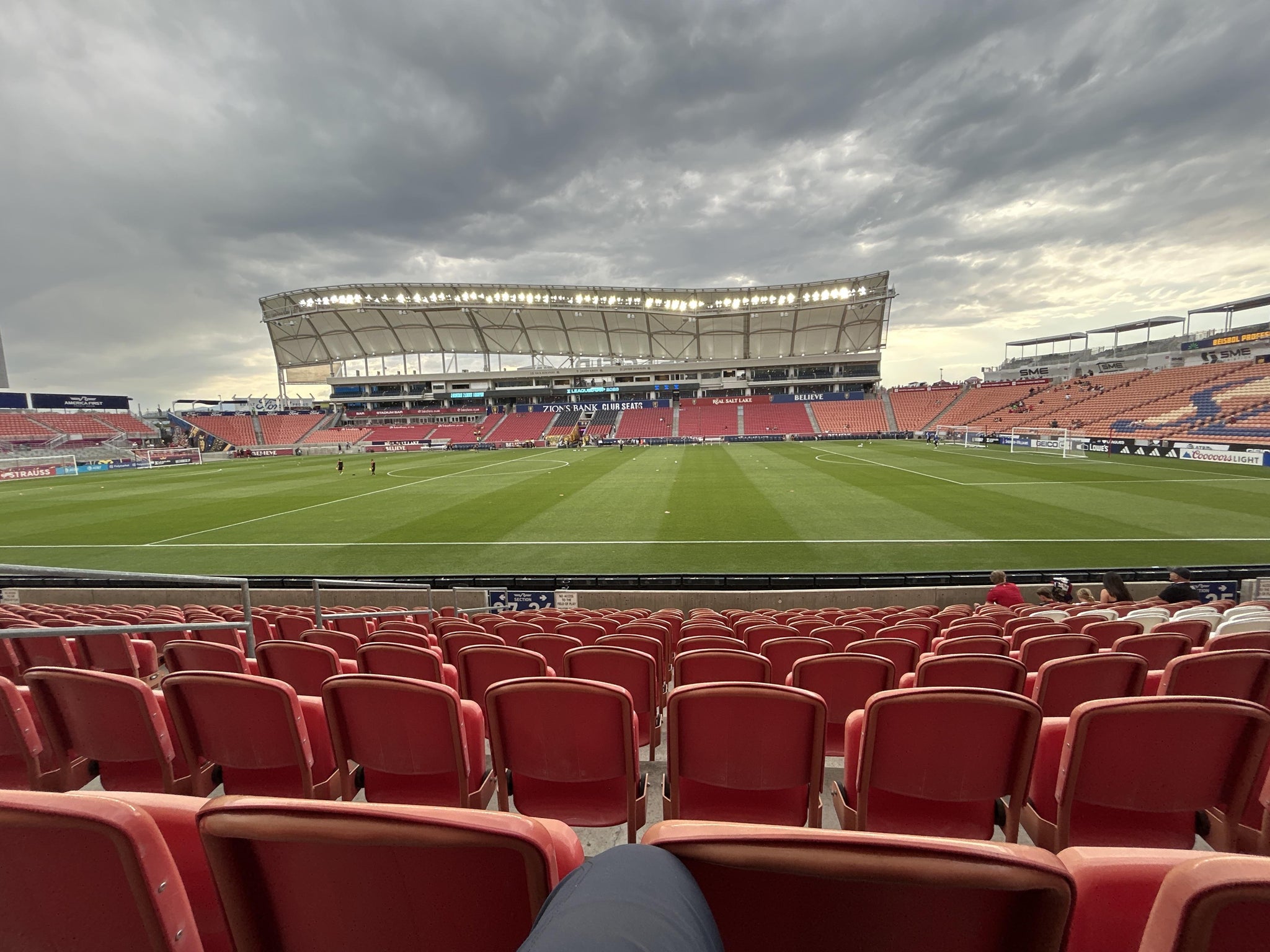 Vue réelle des fans prise de la Section 36 au site America First Field par Camden T