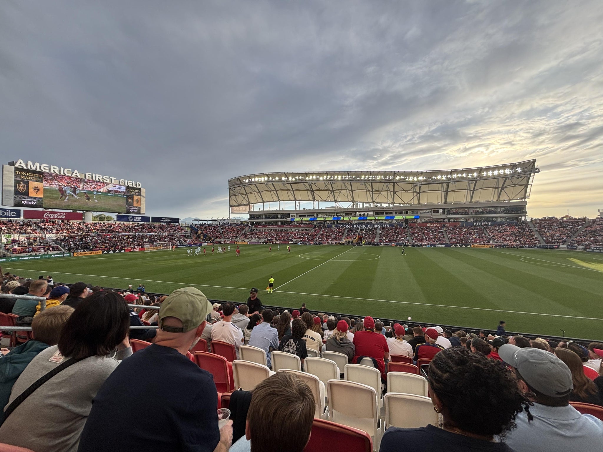 Vue réelle des fans prise de la Section 37 au site America First Field par Spencer S