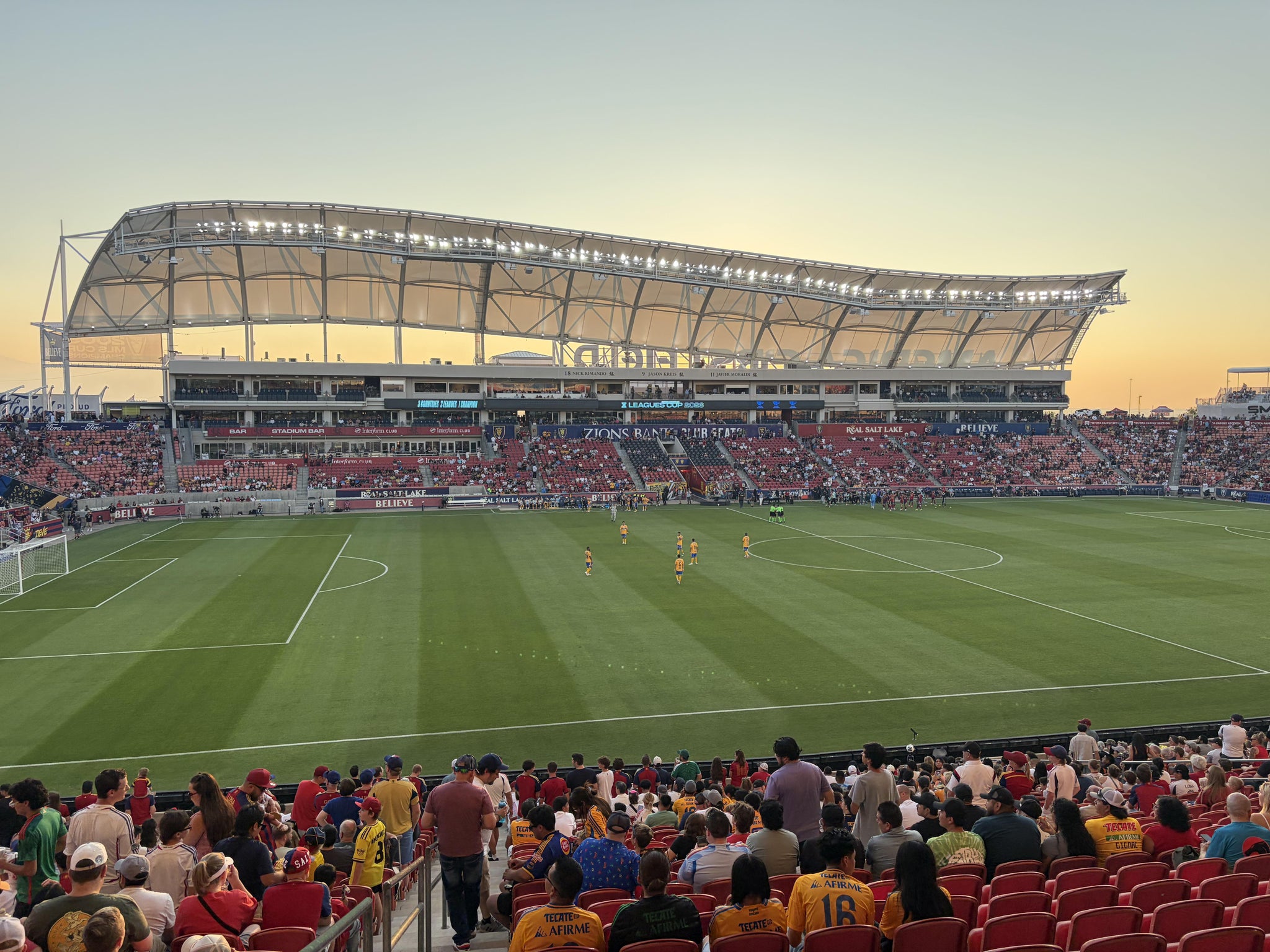 Vue réelle des fans prise de la Section 4 au site America First Field par Erick B