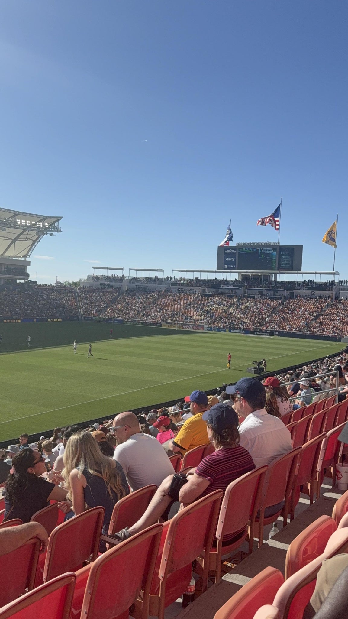 Vue réelle des fans prise de la Section 5 au site America First Field par Afua A