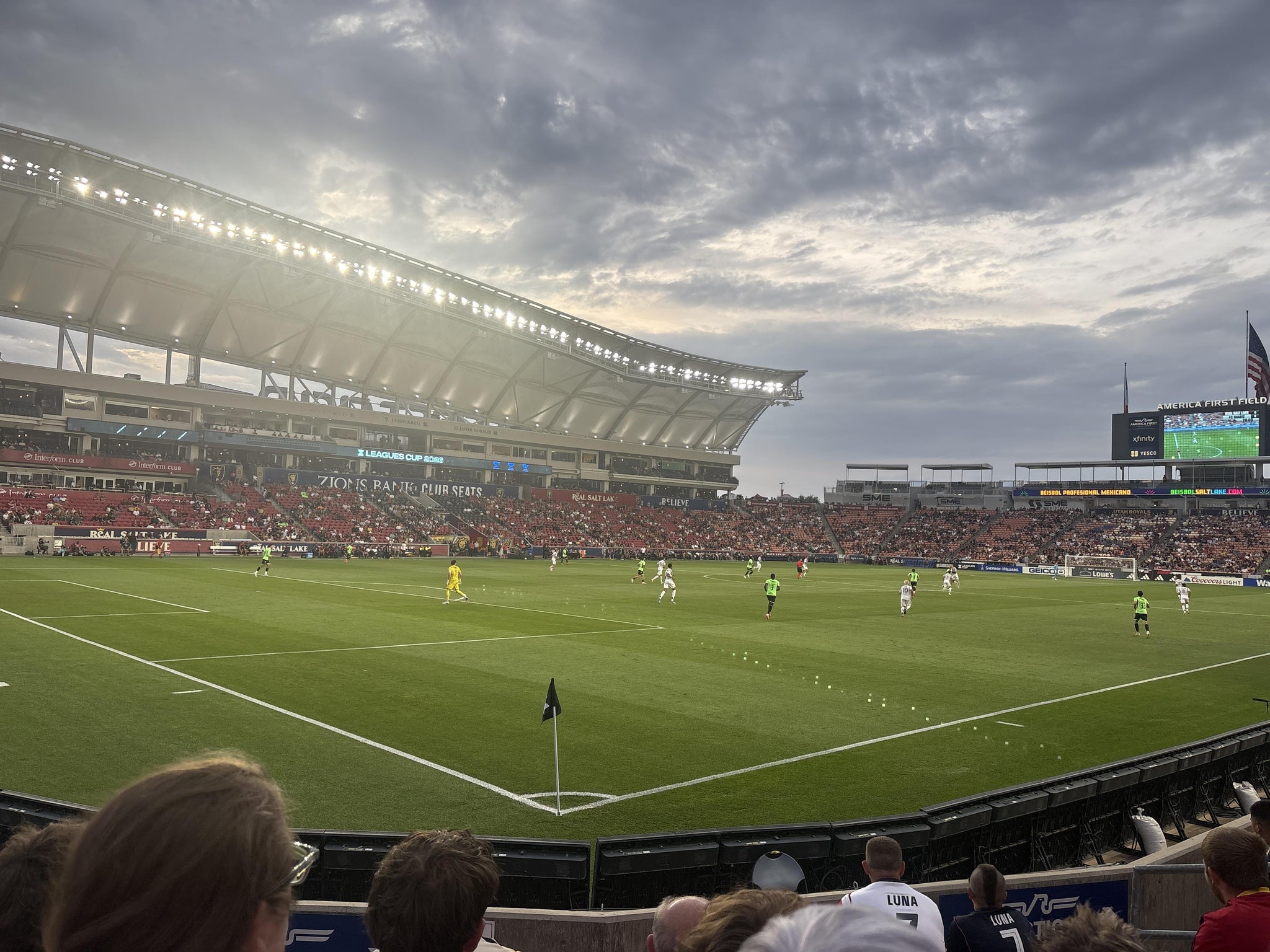 Vue réelle des fans prise de la Section 6 au site America First Field par Giovanni M
