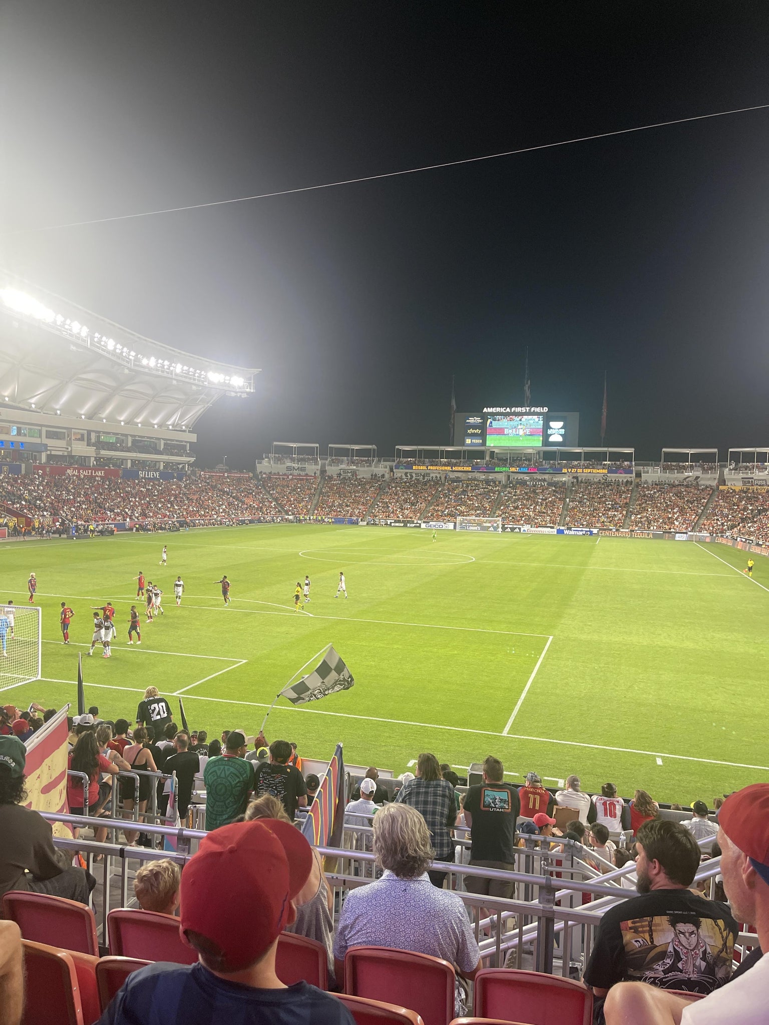 Vue réelle des fans prise de la Section 8 au site America First Field par Dani B