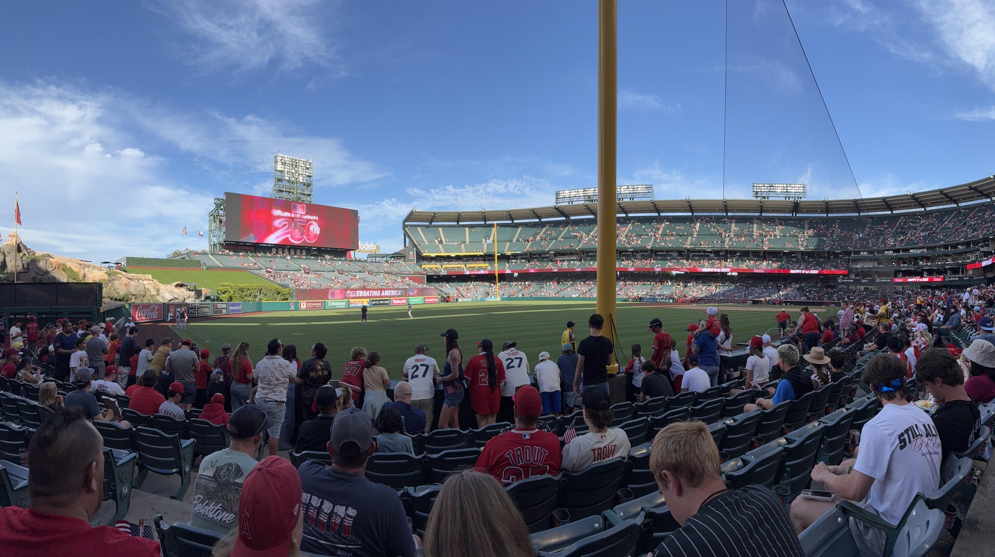 Vue réelle des fans prise de la Section 103 au site Angel Stadium par Adan A
