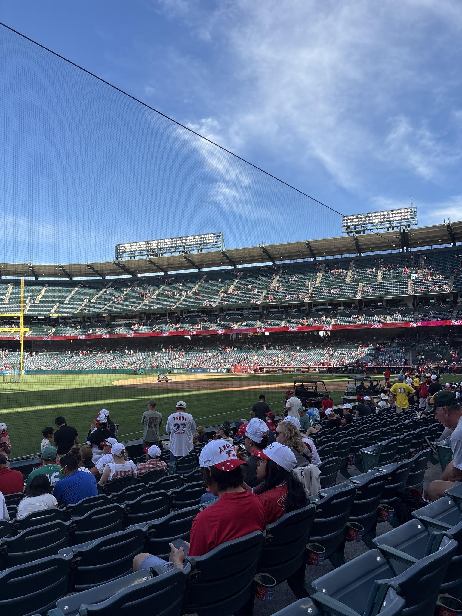 Vue réelle des fans prise de la Section 106 au site Angel Stadium par Anonymous User