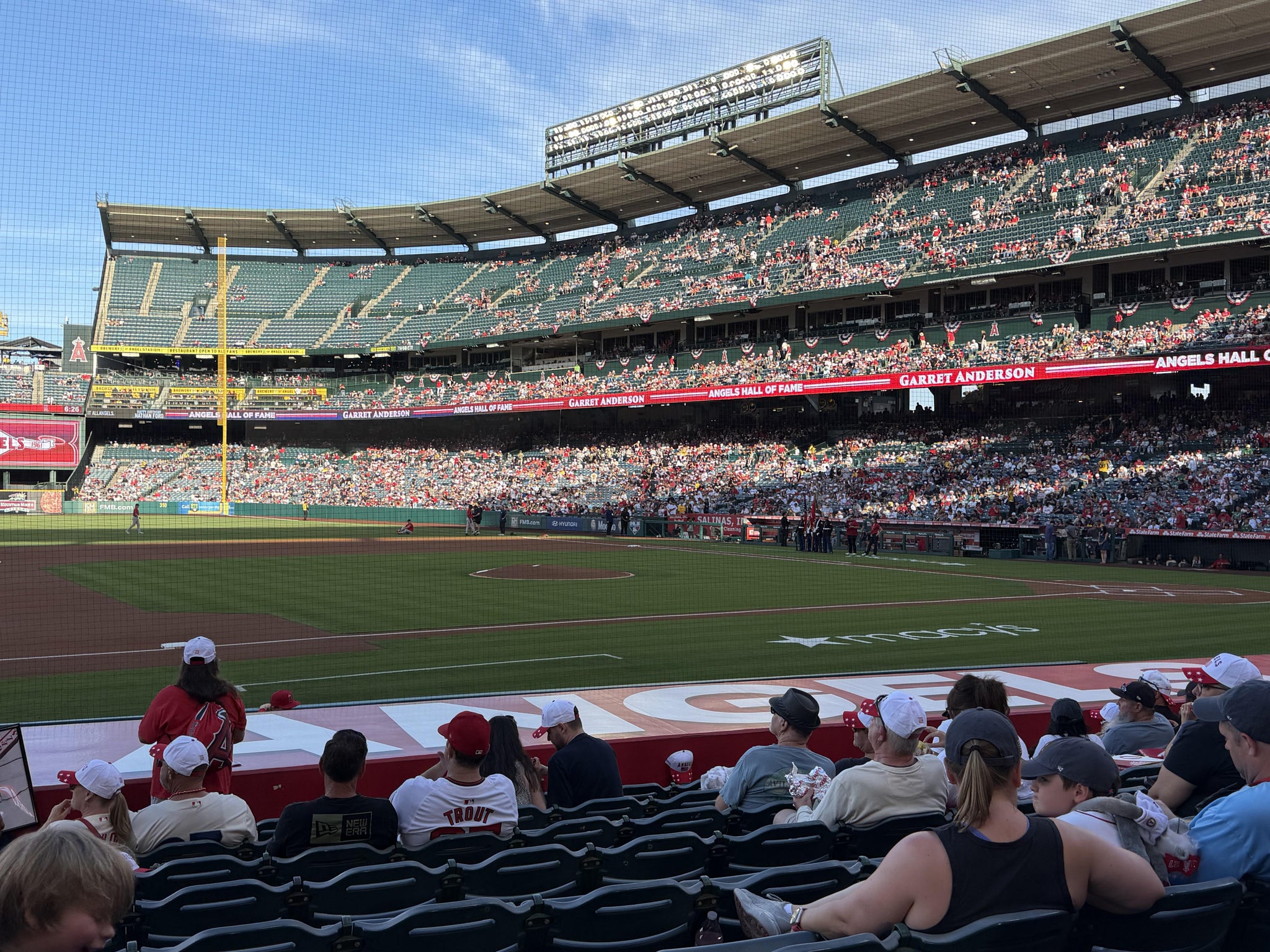 Vue réelle des fans prise de la Section 111 au site Angel Stadium par Ryan P