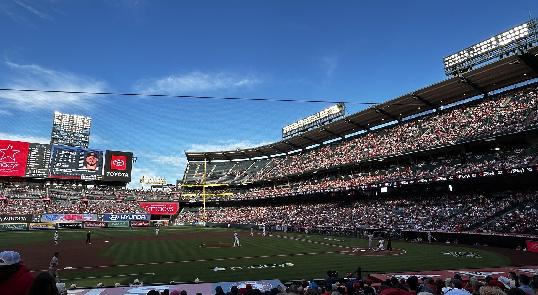 Vue réelle des fans prise de la Section 112 au site Angel Stadium par Lamont A