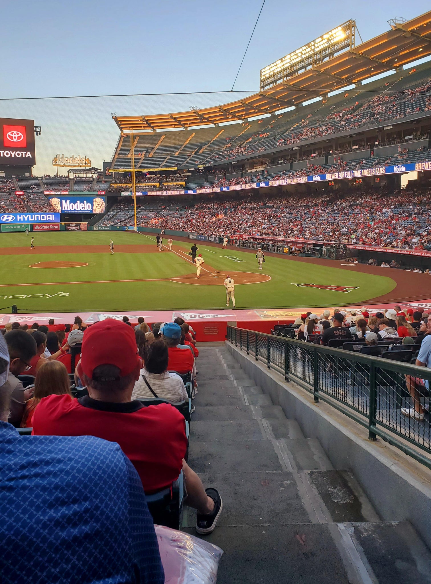 Vue réelle des fans prise de la Section 113 au site Angel Stadium par Adrienne G