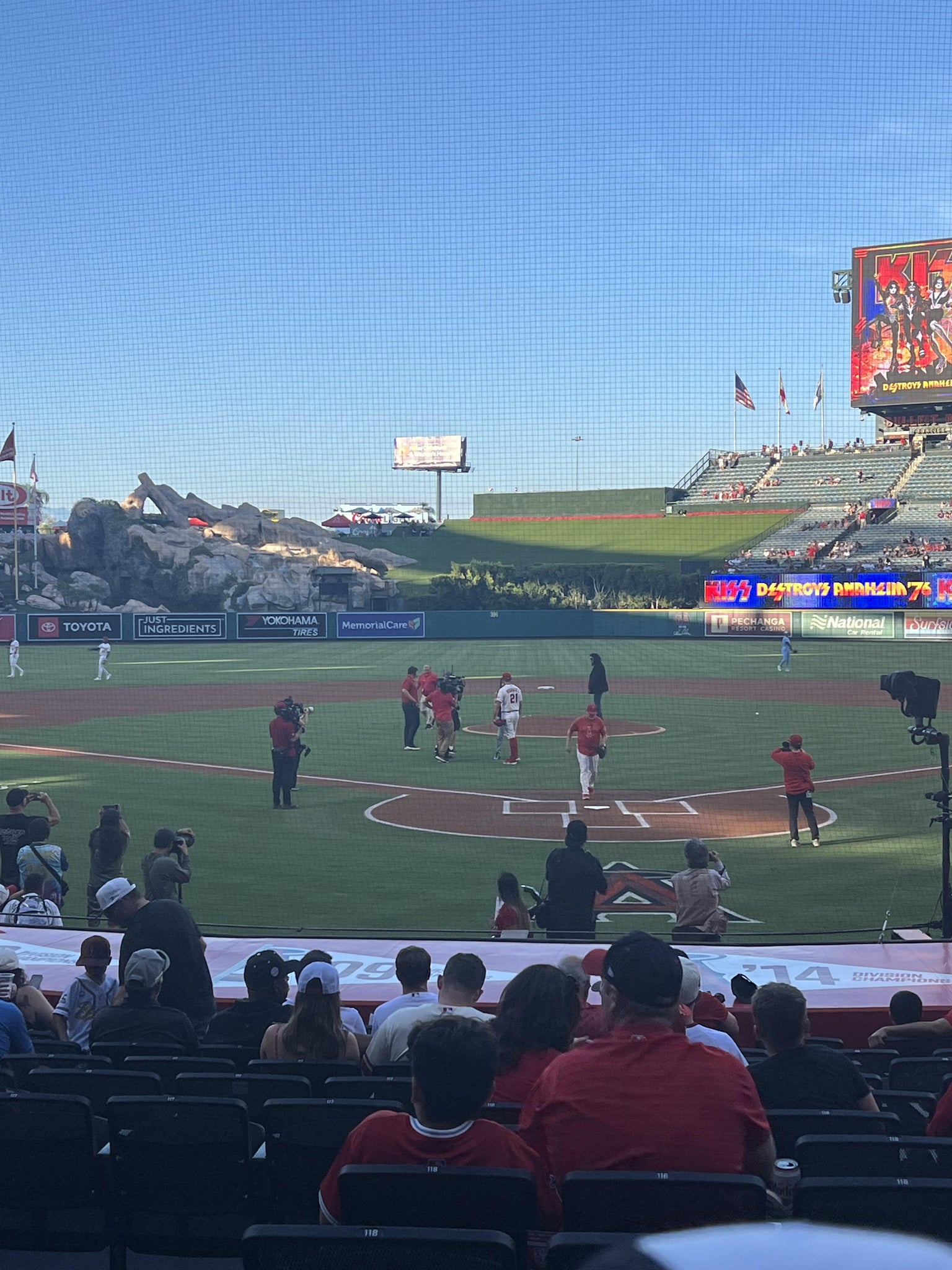 Vue réelle des fans prise de la Section 118 au site Angel Stadium par Anonymous User