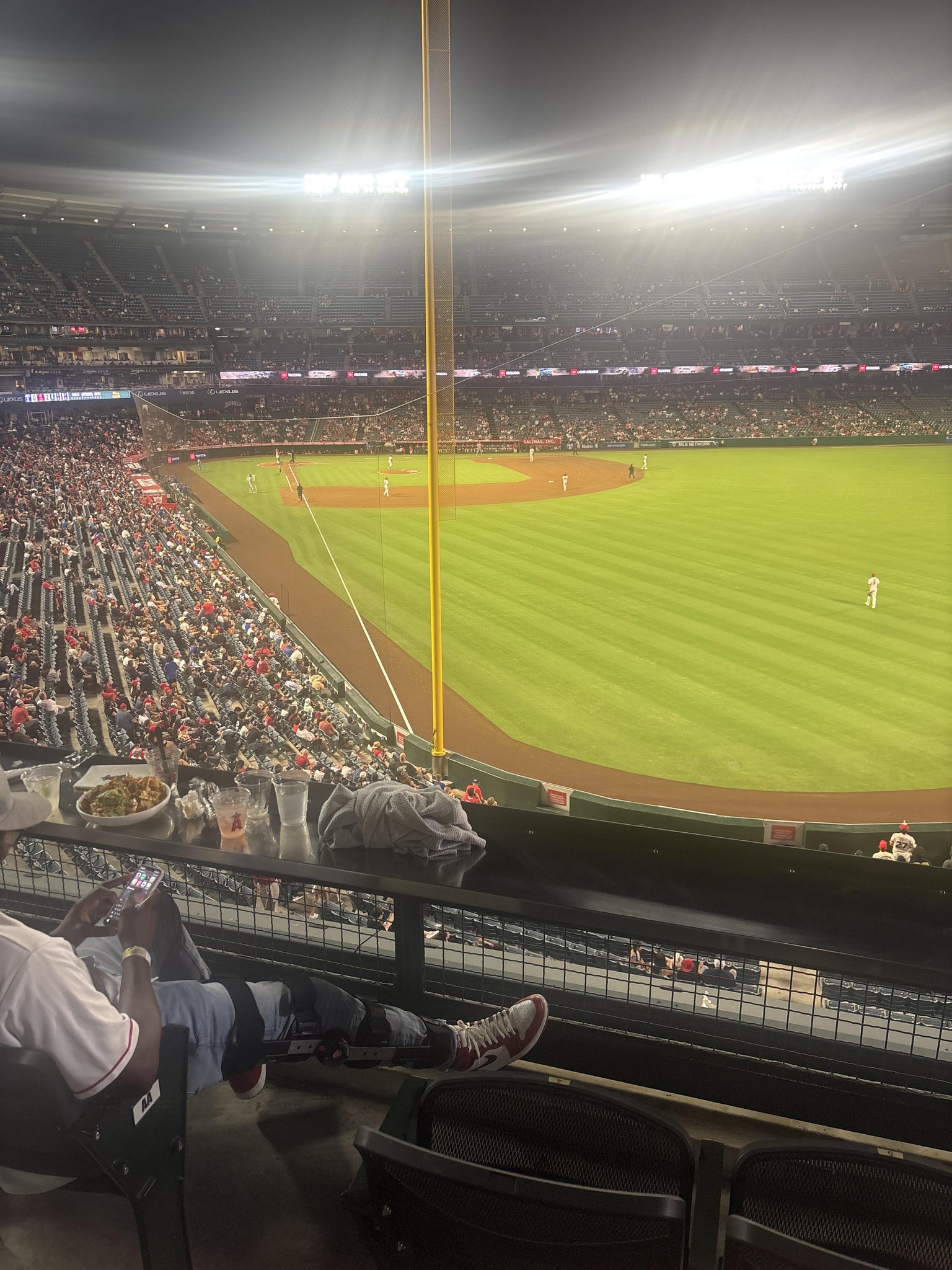 Vue réelle des fans prise de la Section 350 au site Angel Stadium par Ryan S