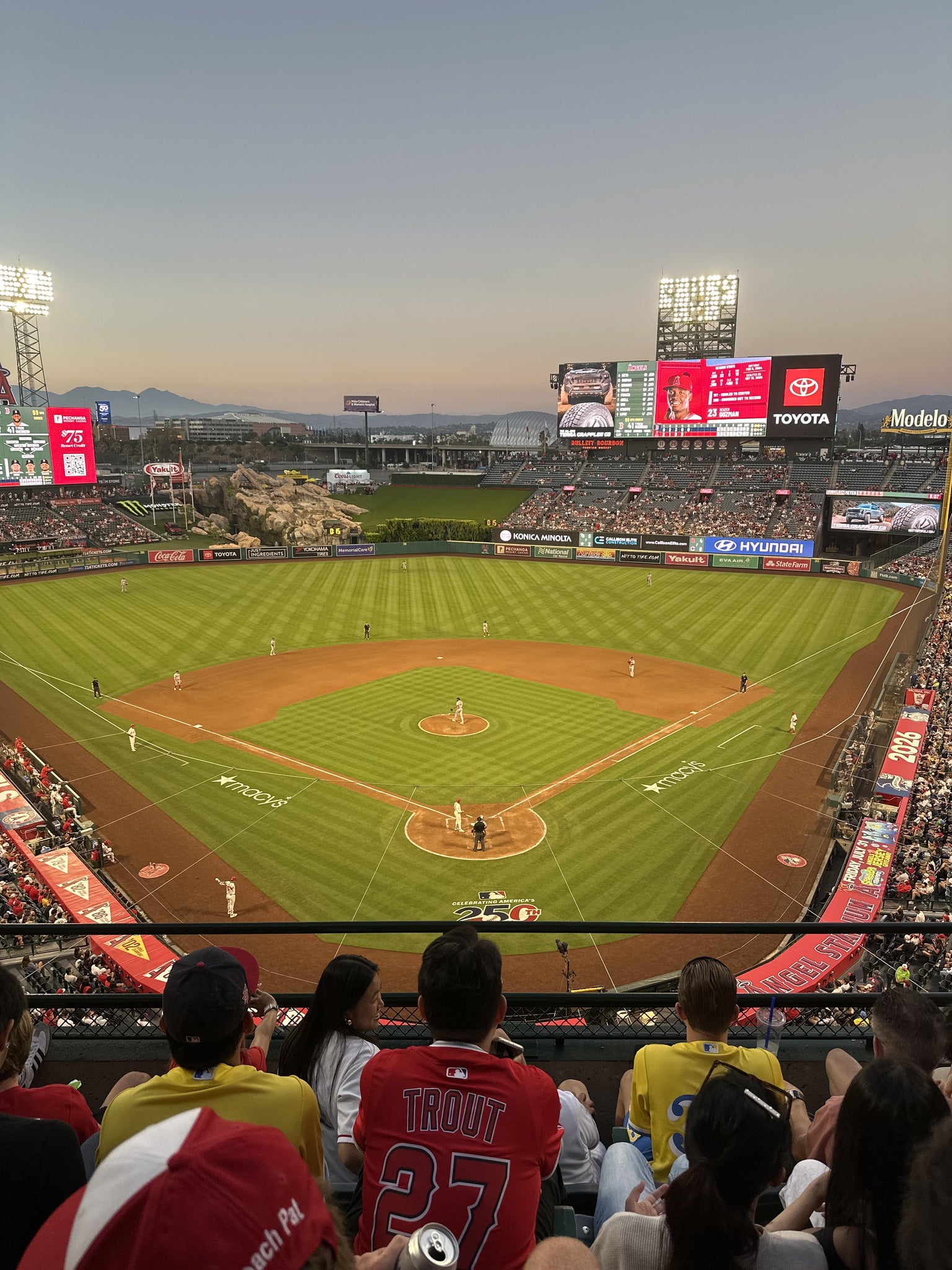 Vue réelle des fans prise de la Section 418 au site Angel Stadium par Kameron T