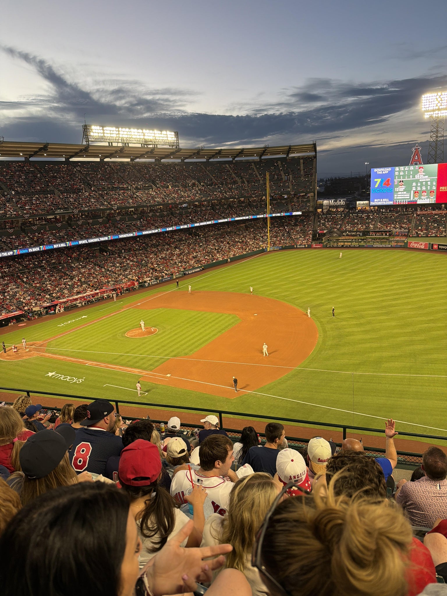 Vue réelle des fans prise de la Section 427 au site Angel Stadium par Angelo M