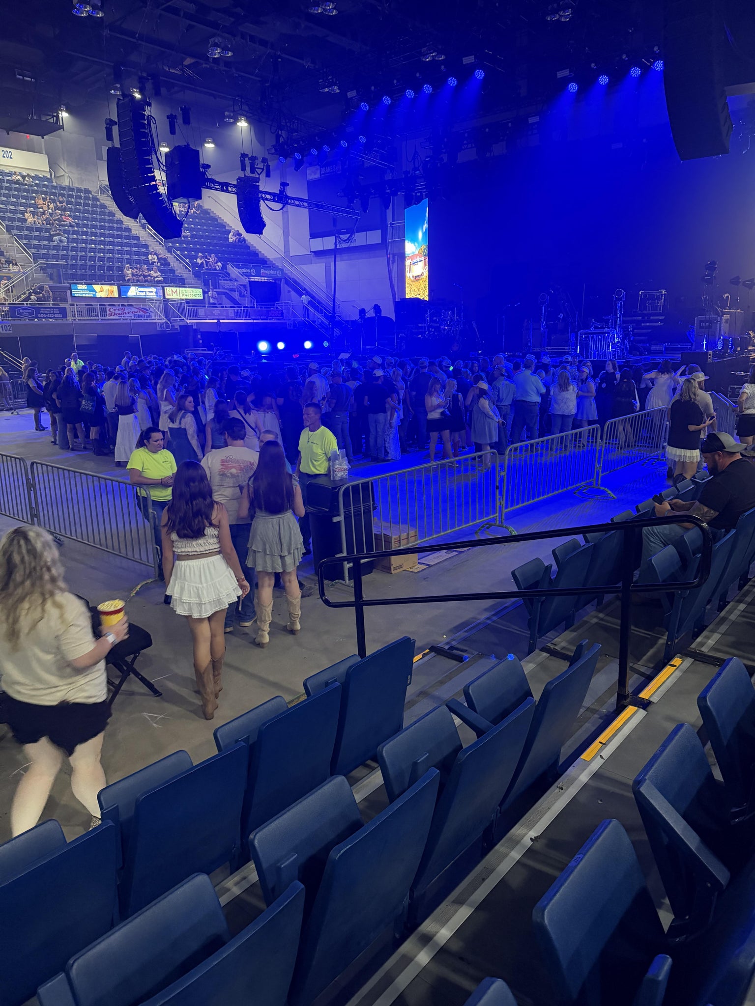 Vue réelle des fans prise de la Section 120 au site Appalachian Wireless Arena par Anonymous User