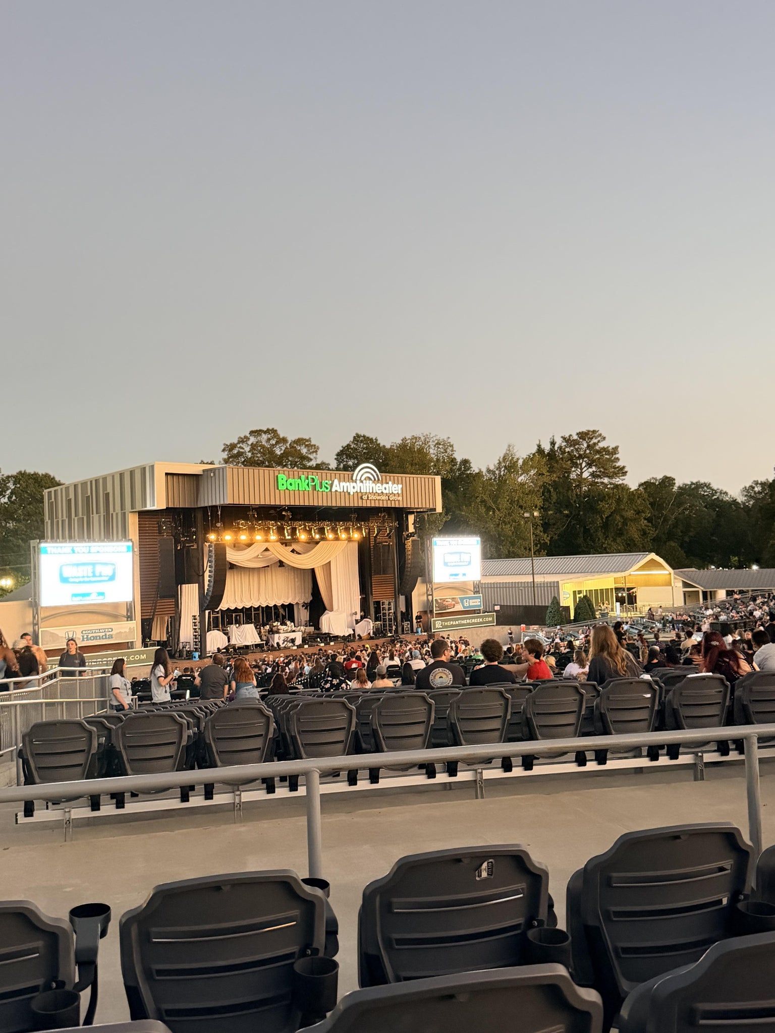 Vue réelle des fans prise de la Section 21 au site BankPlus Amphitheater at Snowden Grove par Trinity B