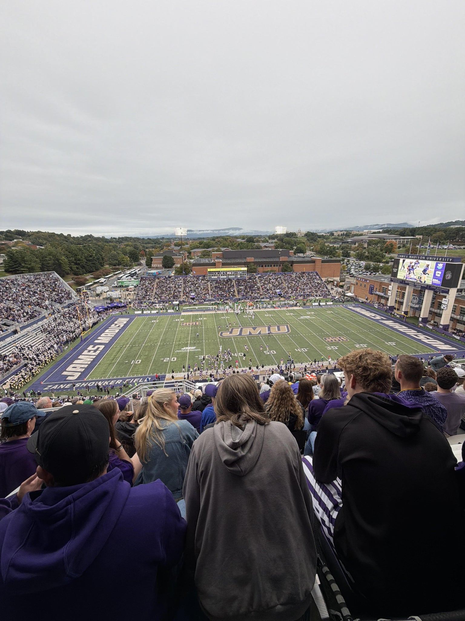 Vue réelle des fans prise de la Section 407 au site Bridgeforth Stadium par Mom