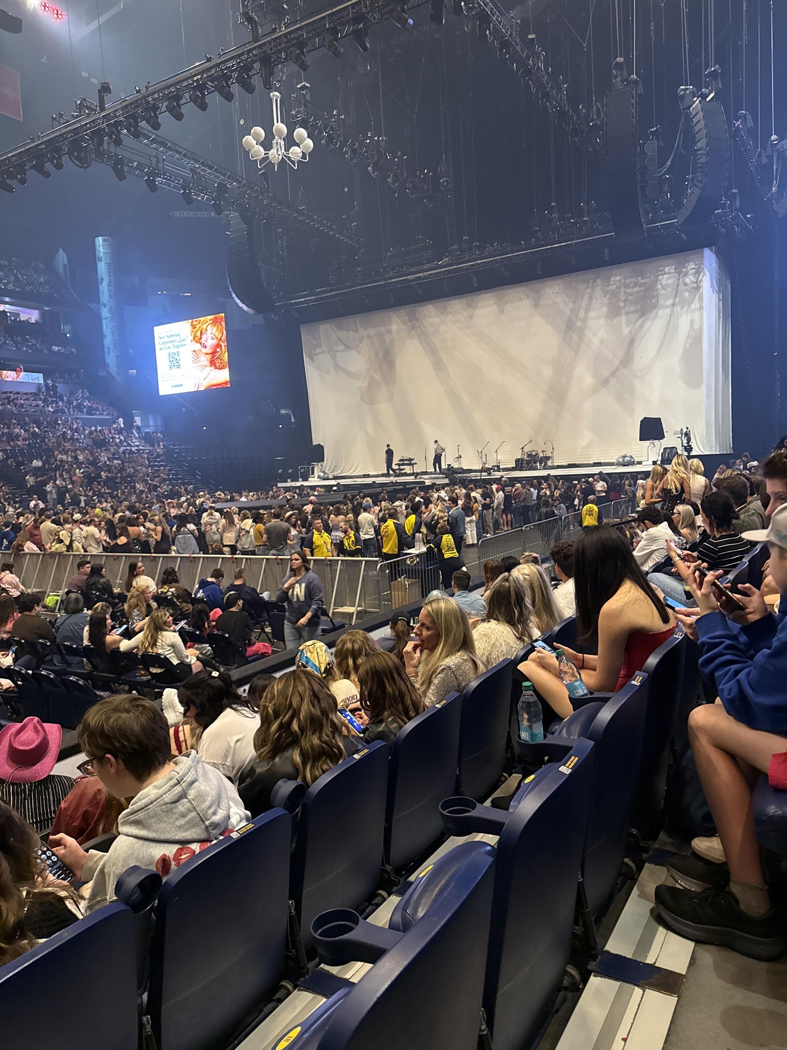 Vue réelle des fans prise de la Section 105 au site Bridgestone Arena par Anonymous User