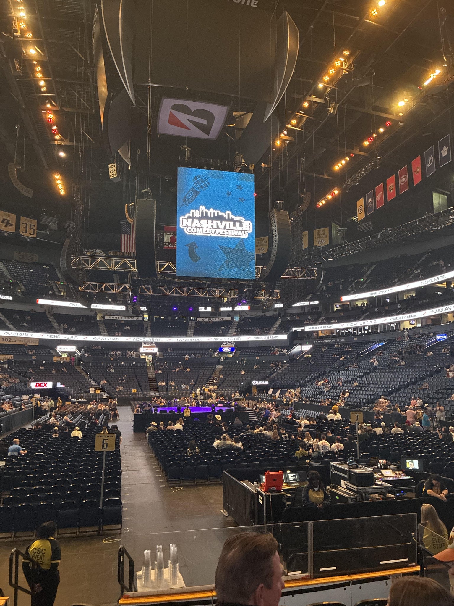 Vue réelle des fans prise de la Section 110 au site Bridgestone Arena par Summer R