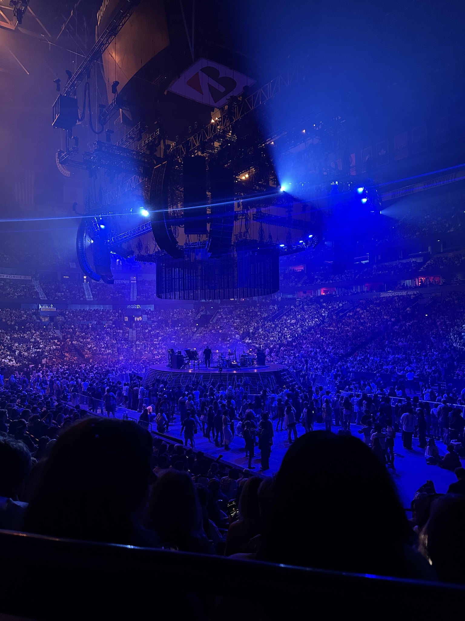 Vue réelle des fans prise de la Section 111 au site Bridgestone Arena par Mason S