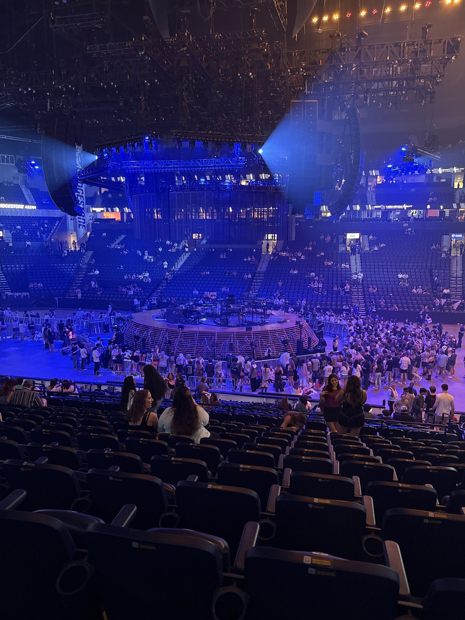 Vue réelle des fans prise de la Section 116 au site Bridgestone Arena par Jadon W
