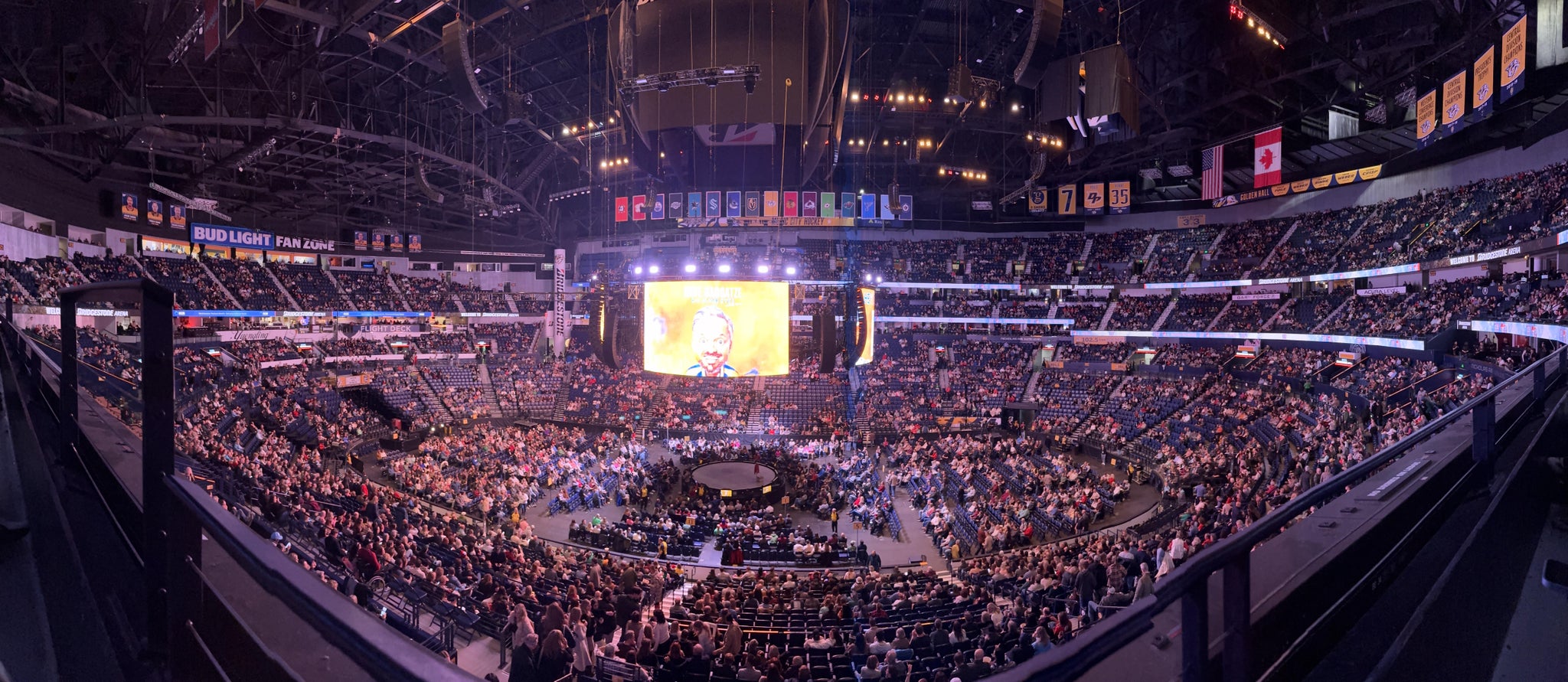 Vue réelle des fans prise de la Section 217 au site Bridgestone Arena par Daniel C