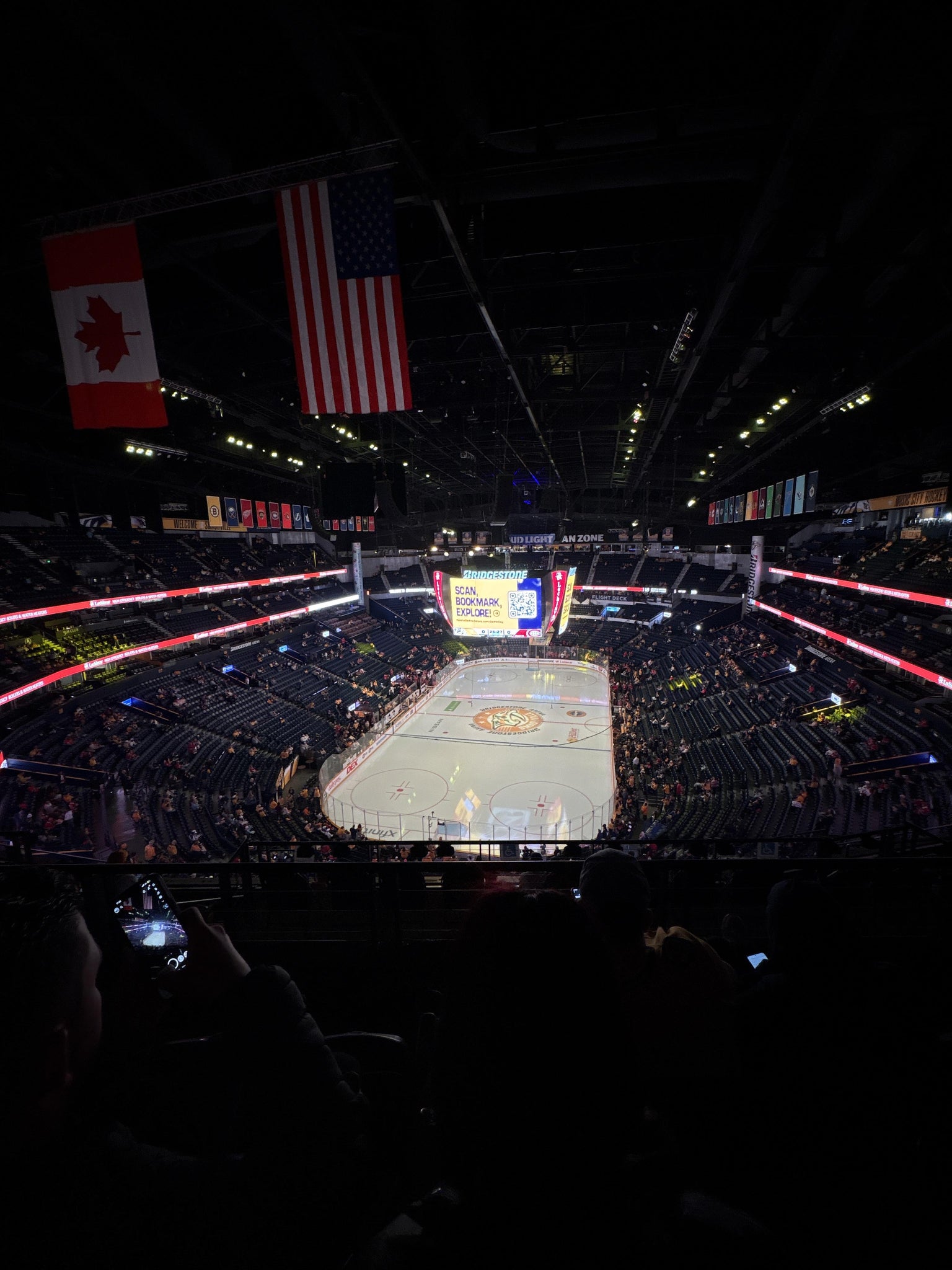 Vue réelle des fans prise de la Section 302 au site Bridgestone Arena par Keller J