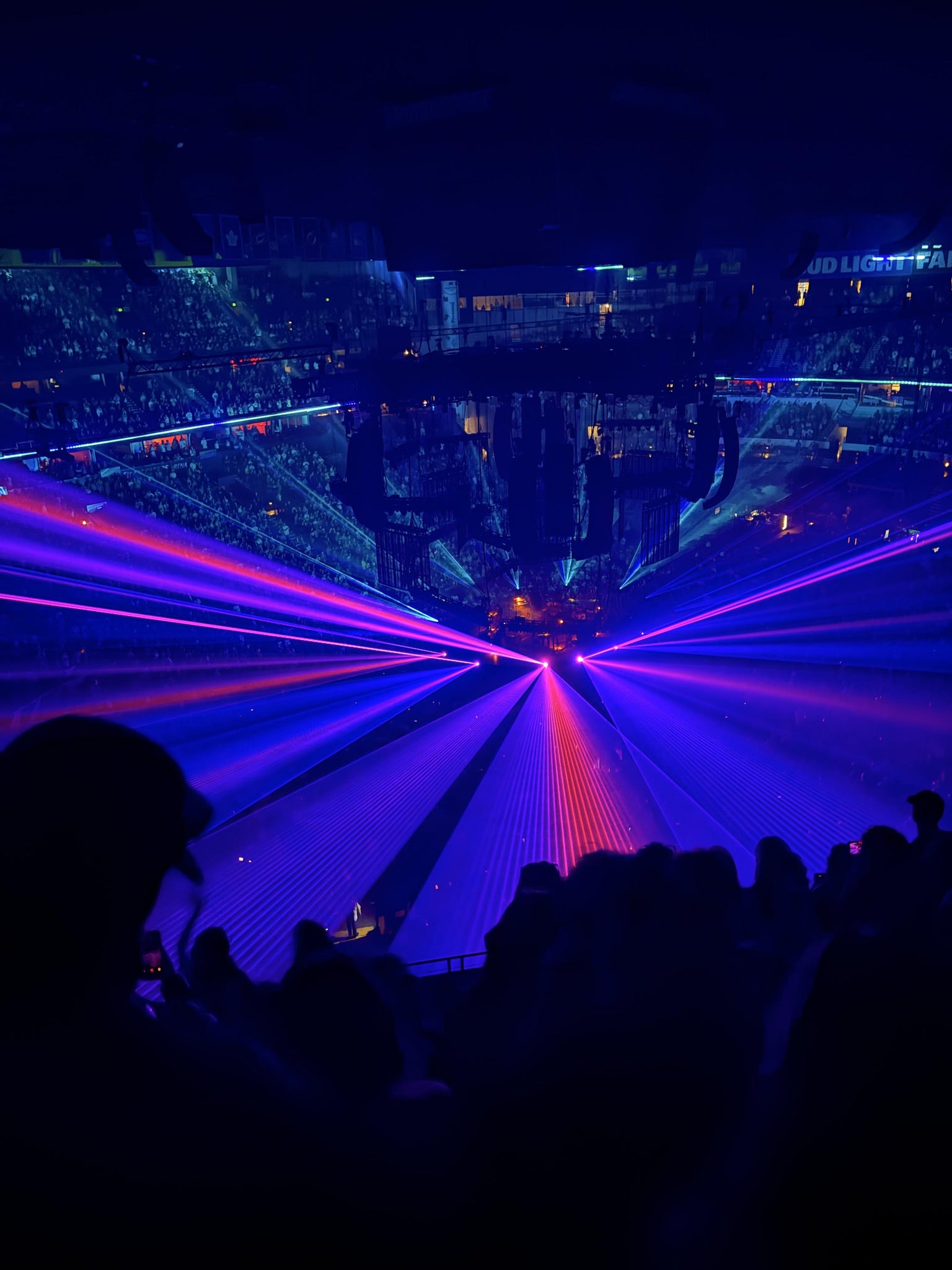 Vue réelle des fans prise de la Section 305 au site Bridgestone Arena par Janae Z