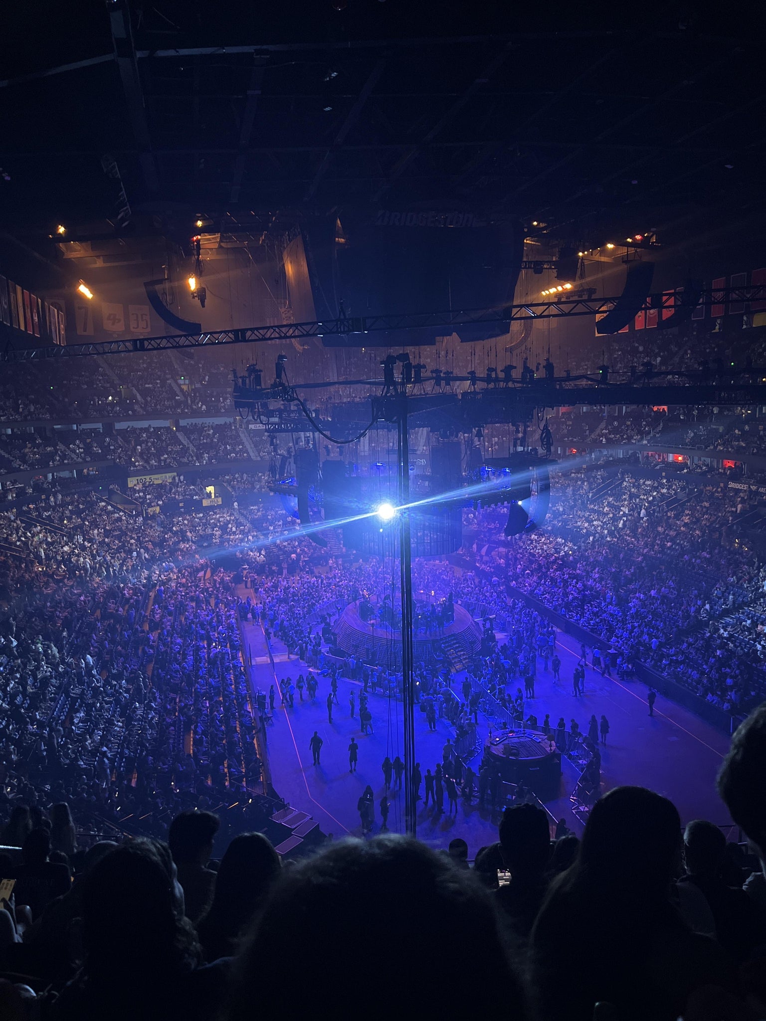 Vue réelle des fans prise de la Section 316 au site Bridgestone Arena par Diana E