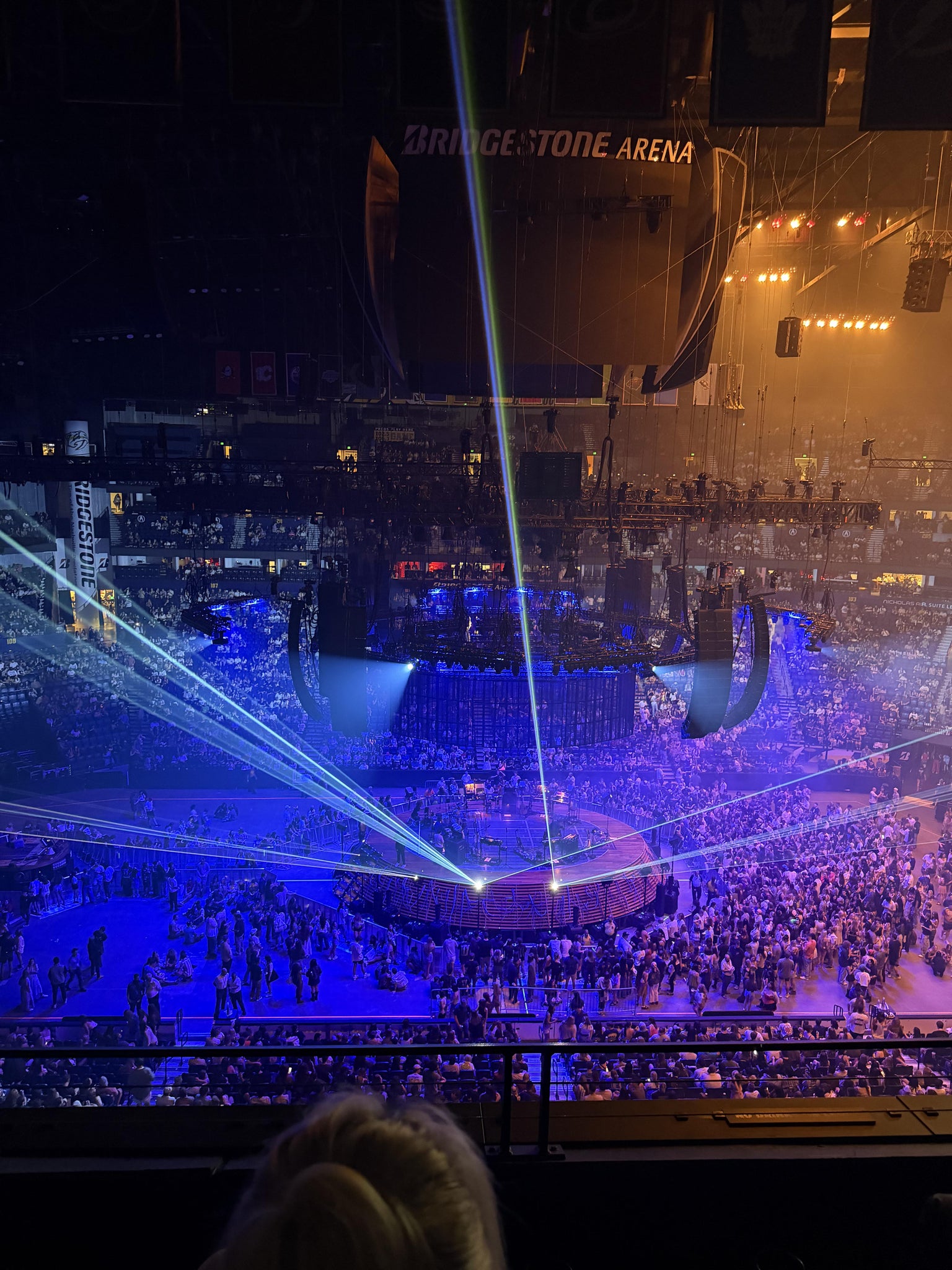 Vue réelle des fans prise de la Section 325 au site Bridgestone Arena par Hanna T