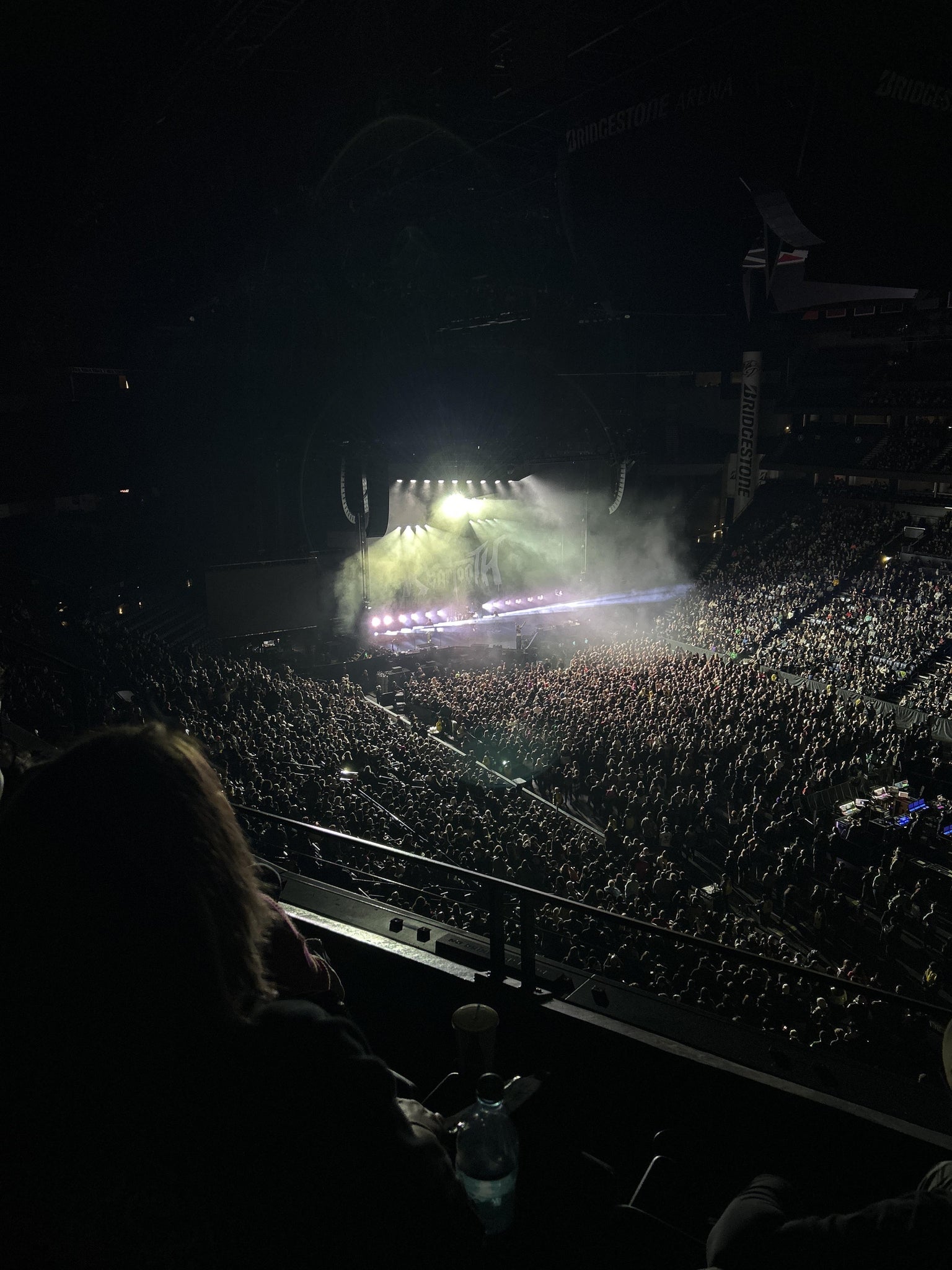 Vue réelle des fans prise de la Section 329 au site Bridgestone Arena par Britney S