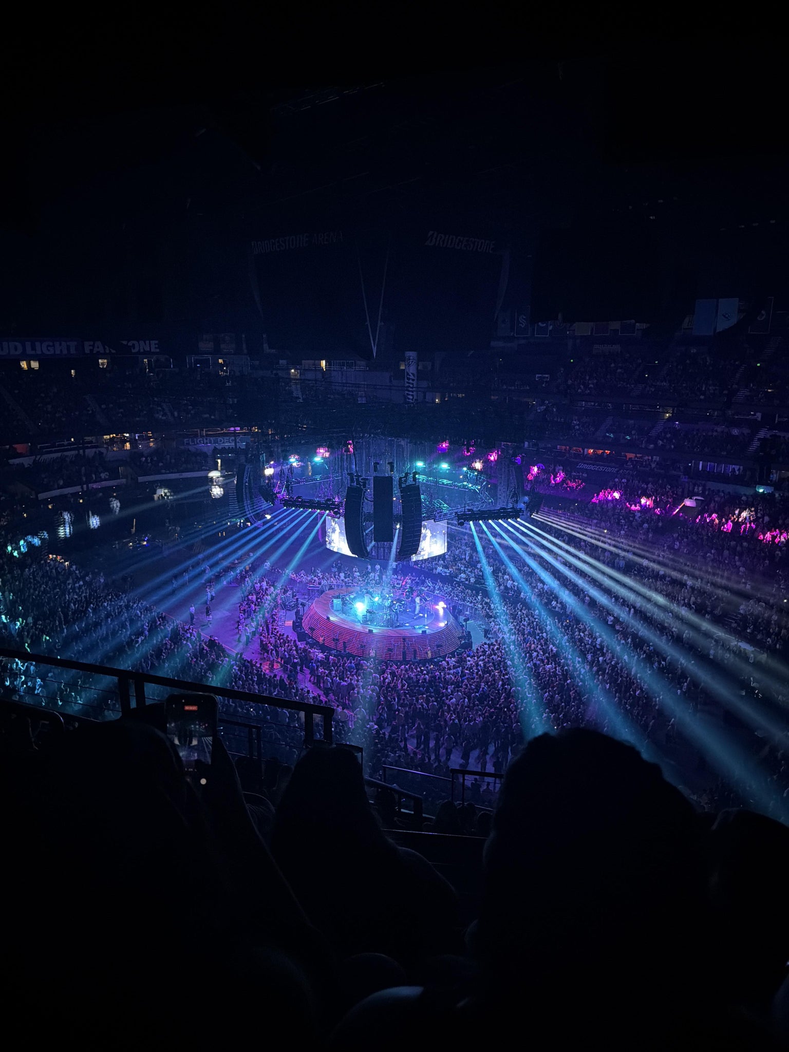 Vue réelle des fans prise de la Section 330 au site Bridgestone Arena par Addison K