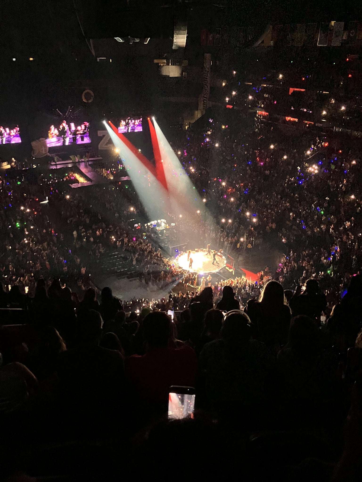 Vue réelle des fans prise de la Section 332 au site Bridgestone Arena par Priya W