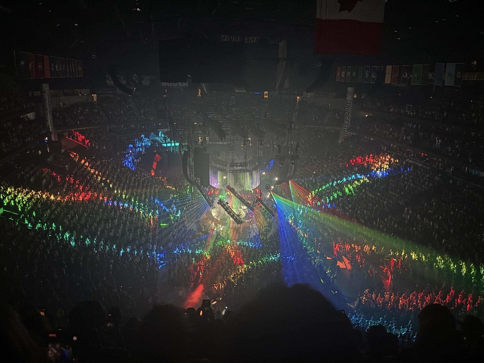 Vue réelle des fans prise de la Section 332 au site Bridgestone Arena par Iris S