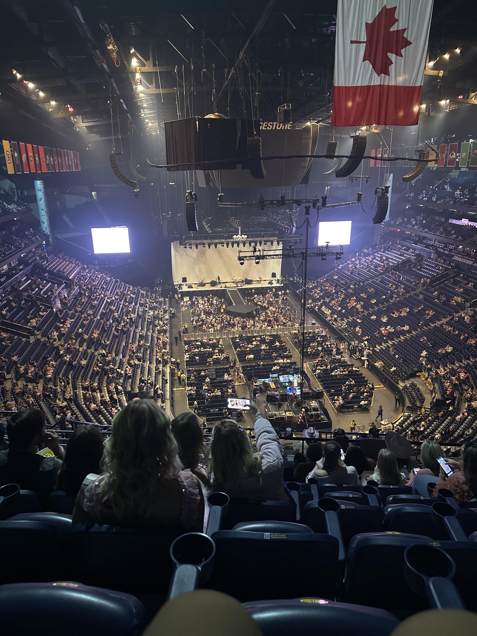 Vue réelle des fans prise de la Section 333 au site Bridgestone Arena par Isabela A