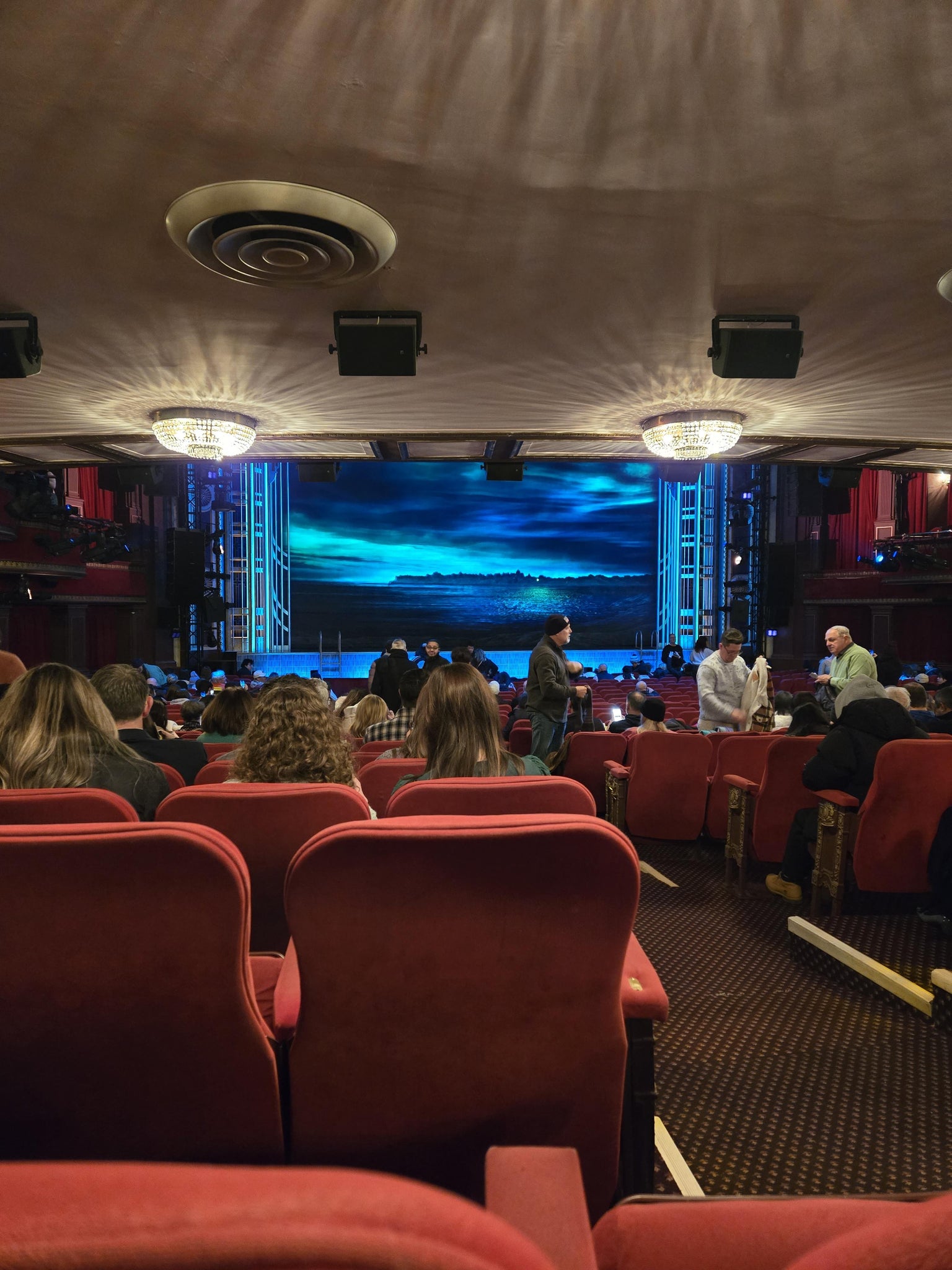 Vue réelle des fans prise de la Orchestra Left au site Broadway Theatre - New York par James D
