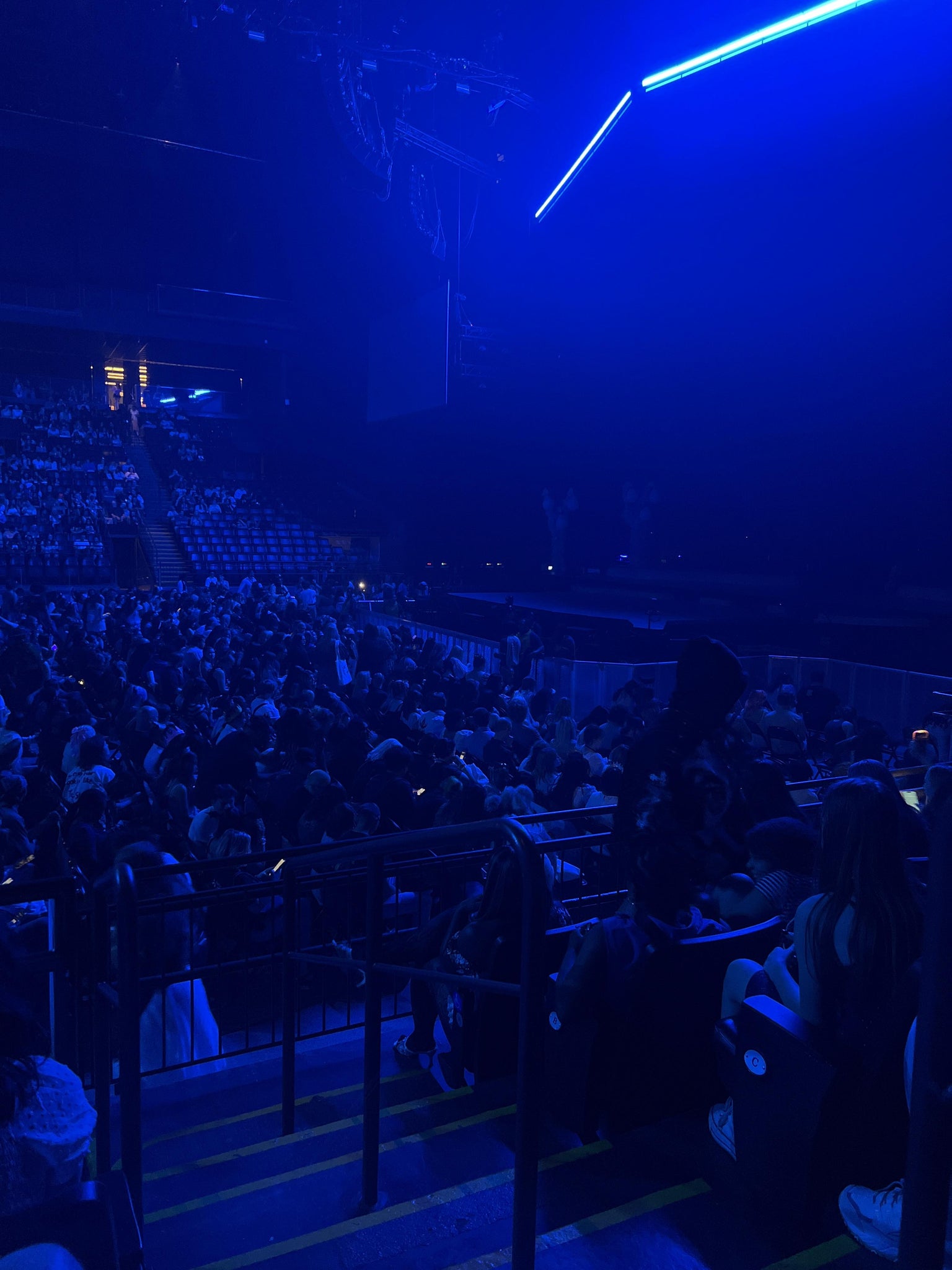 Vue réelle des fans prise de la Section 102 au site CFG Bank Arena par Destiny J