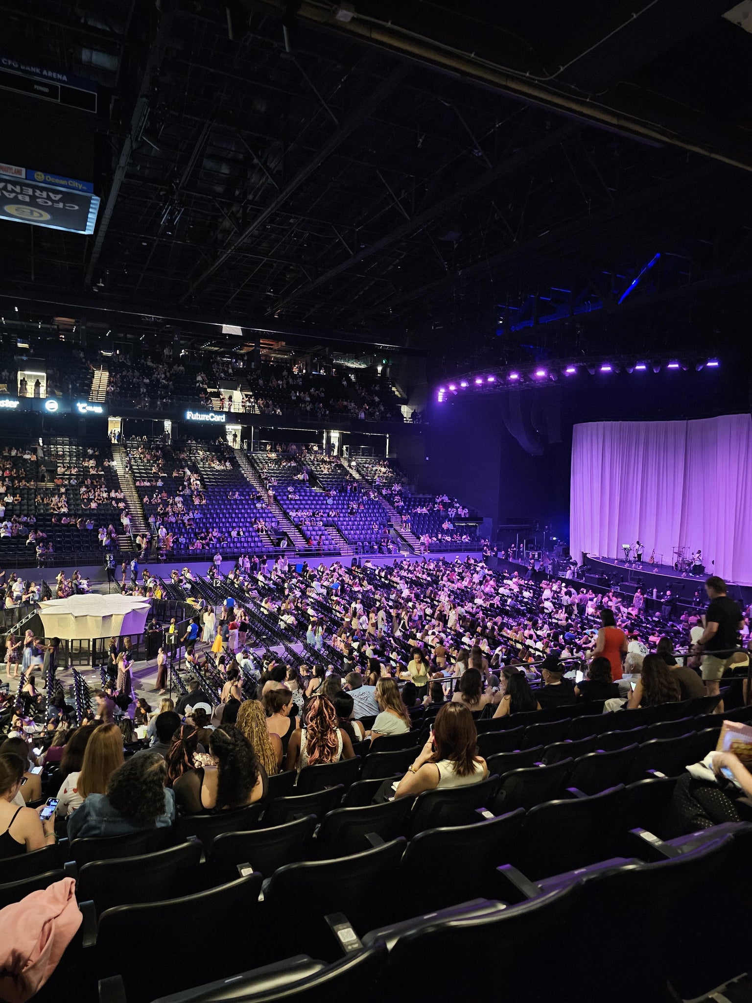 Vue réelle des fans prise de la Section 104 au site CFG Bank Arena par Steven P